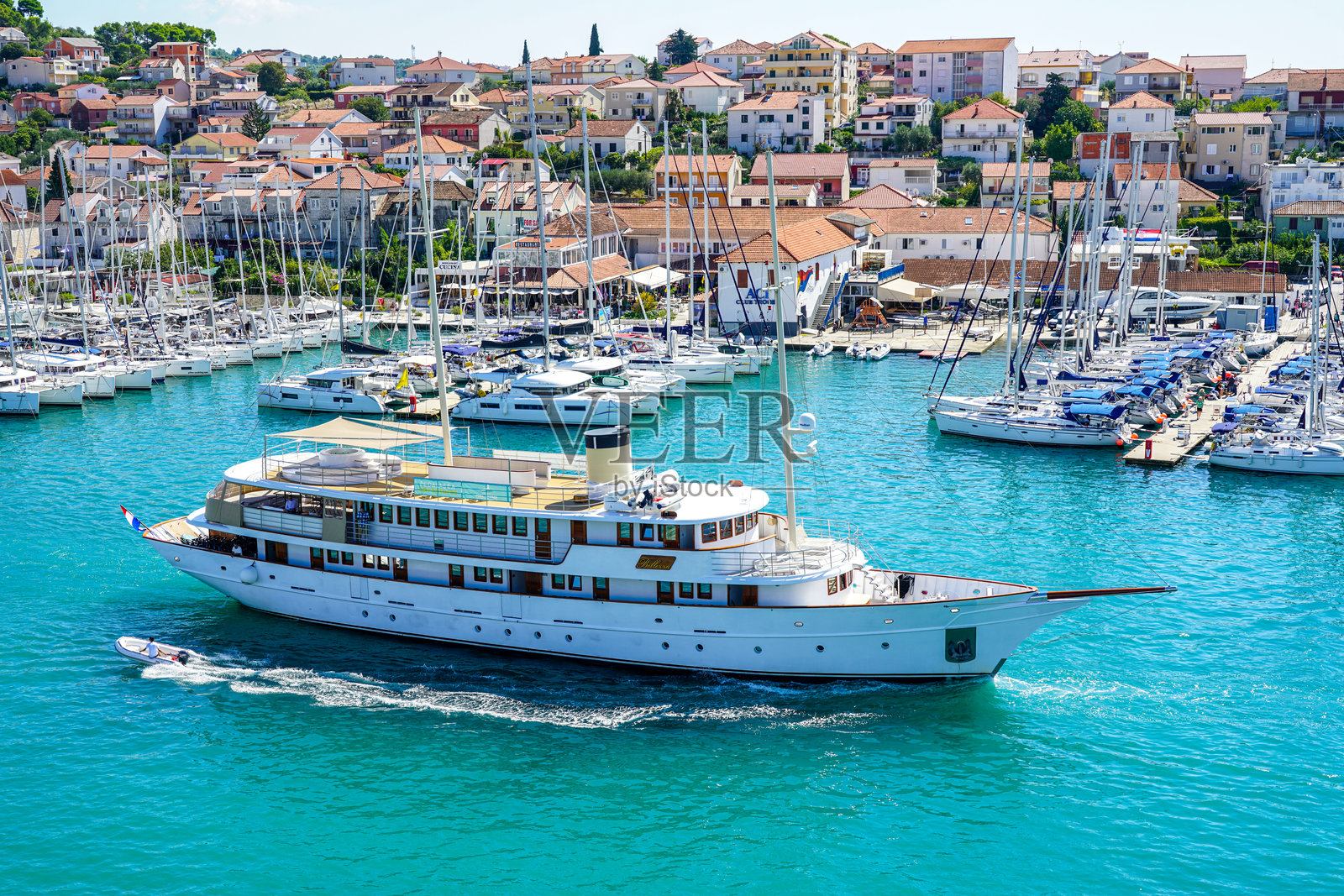 特罗吉尔码头,游艇贝莱扎在海上航行照片摄影图片