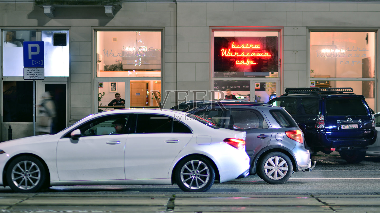 夜间街道上的汽车街头摄影照片摄影图片