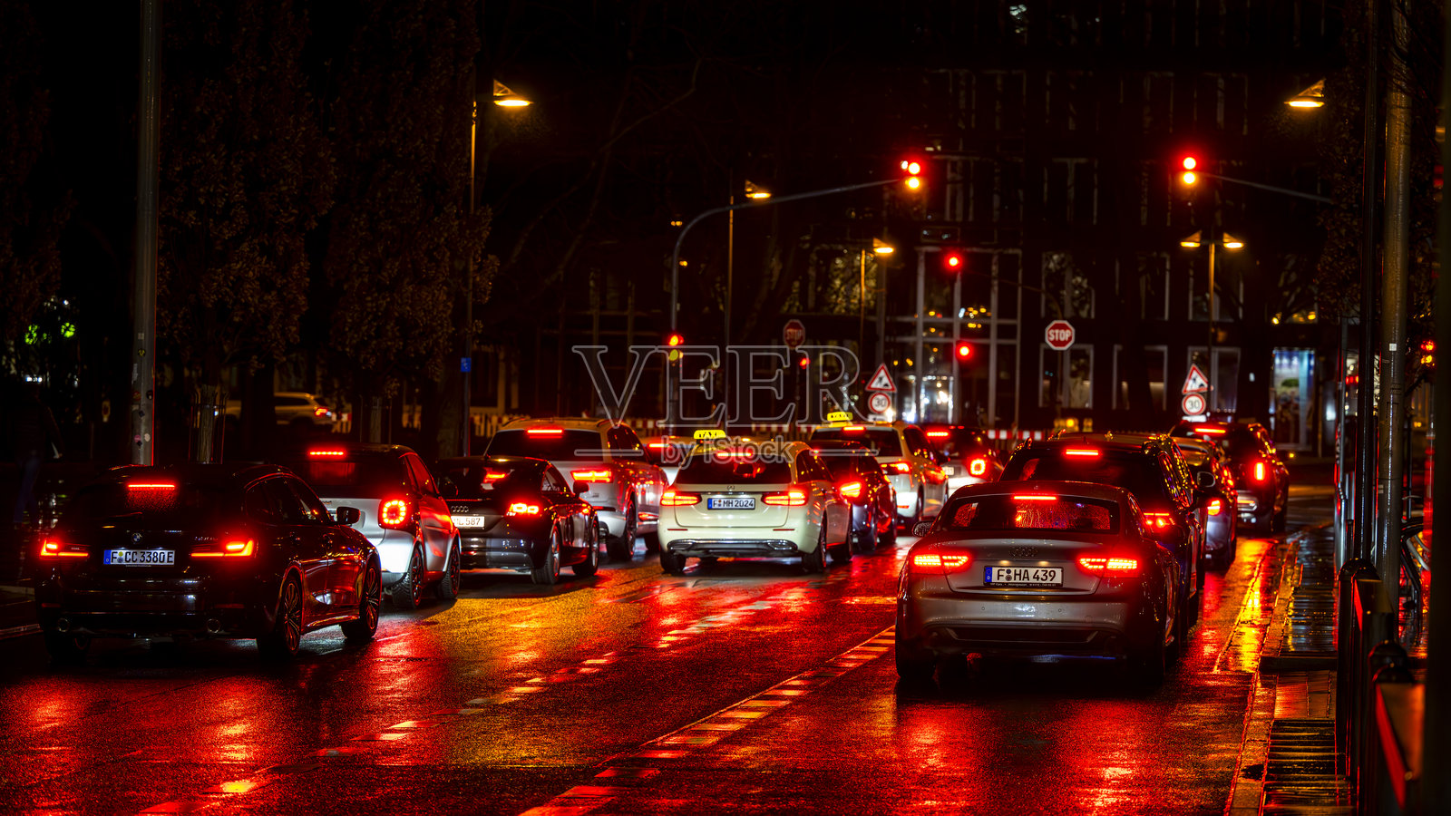 汽车在红灯前排队等候,形成交通堵塞。照片摄影图片