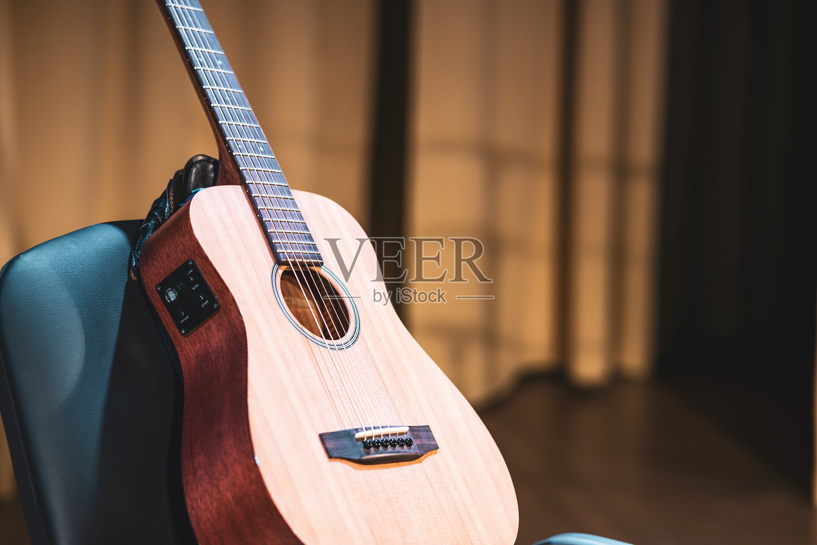 舞台上椅子上的吉他部分照片摄影图片