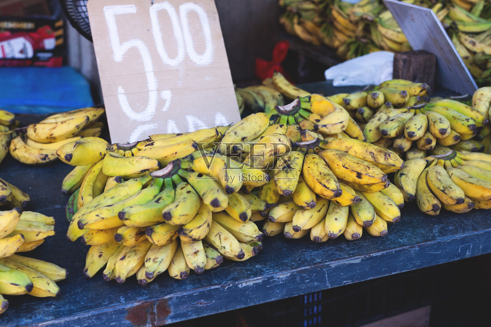 成熟的香蕉出售。属于芭蕉科的水果，富含纤维和维生素。照片摄影图片