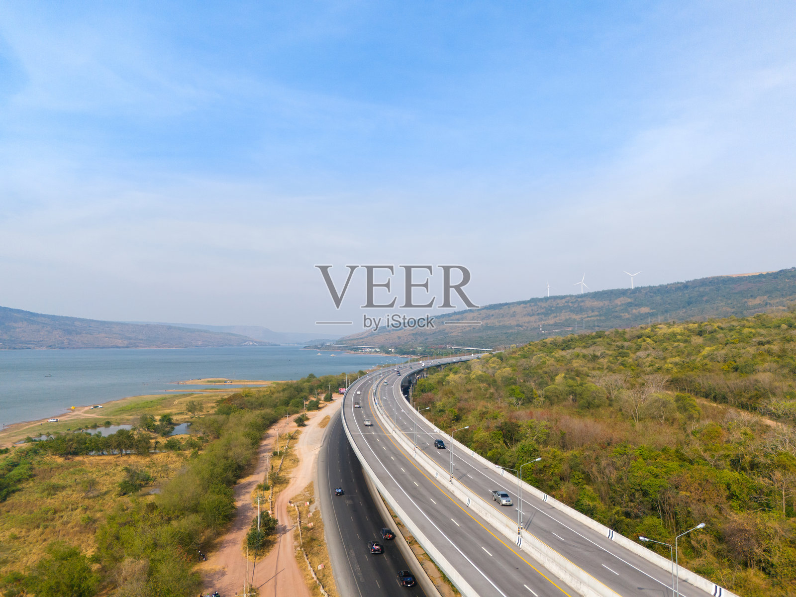 泰国那空叻差斯马省的M6高速公路 - 邦帕因。蓝塔孔河与山脉。无人机拍摄的乡村风景与交通。科拉特高速公路。照片摄影图片