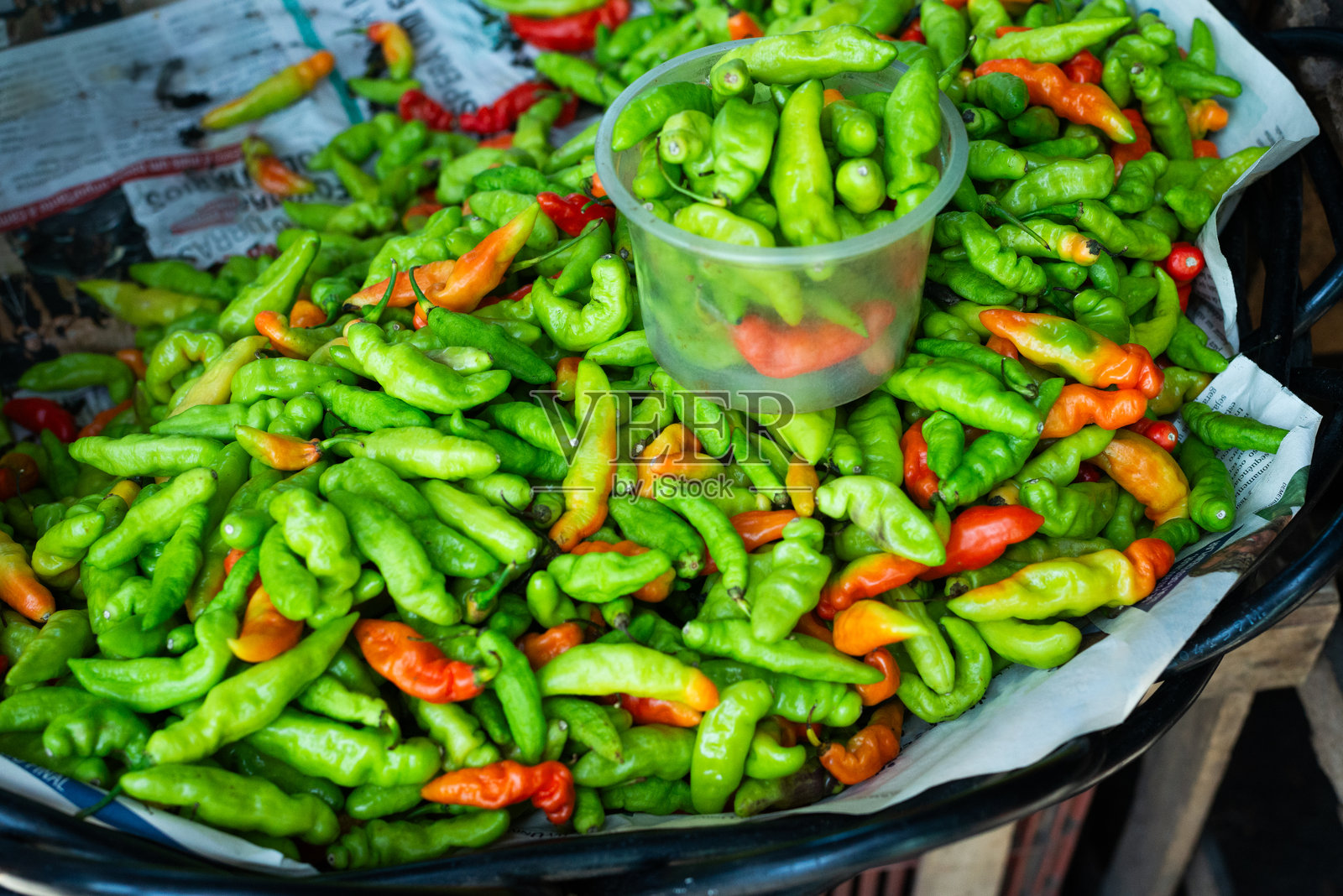 摊位上出售的辣椒。照片摄影图片