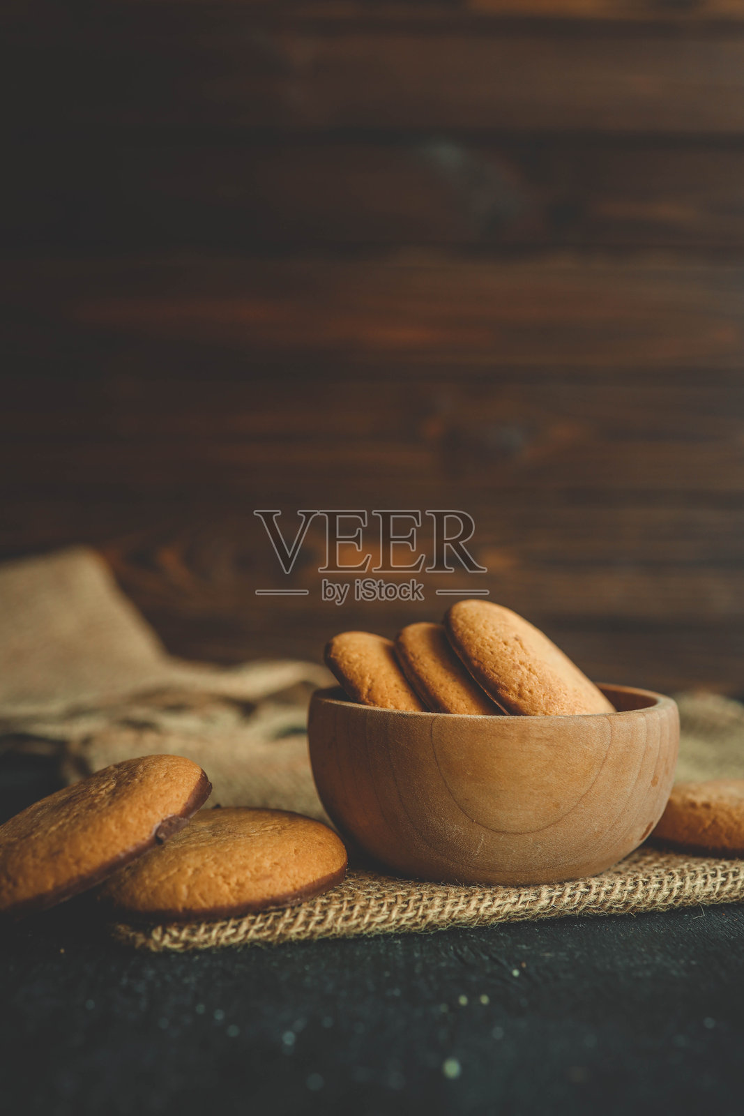 木盘中的自制饼干，背景模糊照片摄影图片