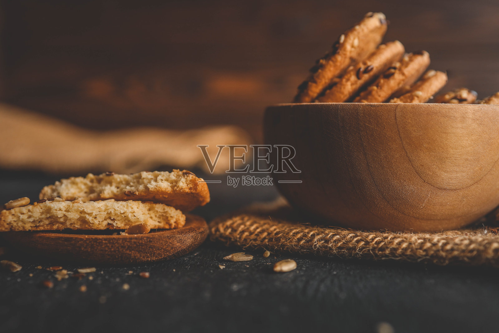 自制的富含麦麸和亚麻籽的饼干，健康饮食照片摄影图片