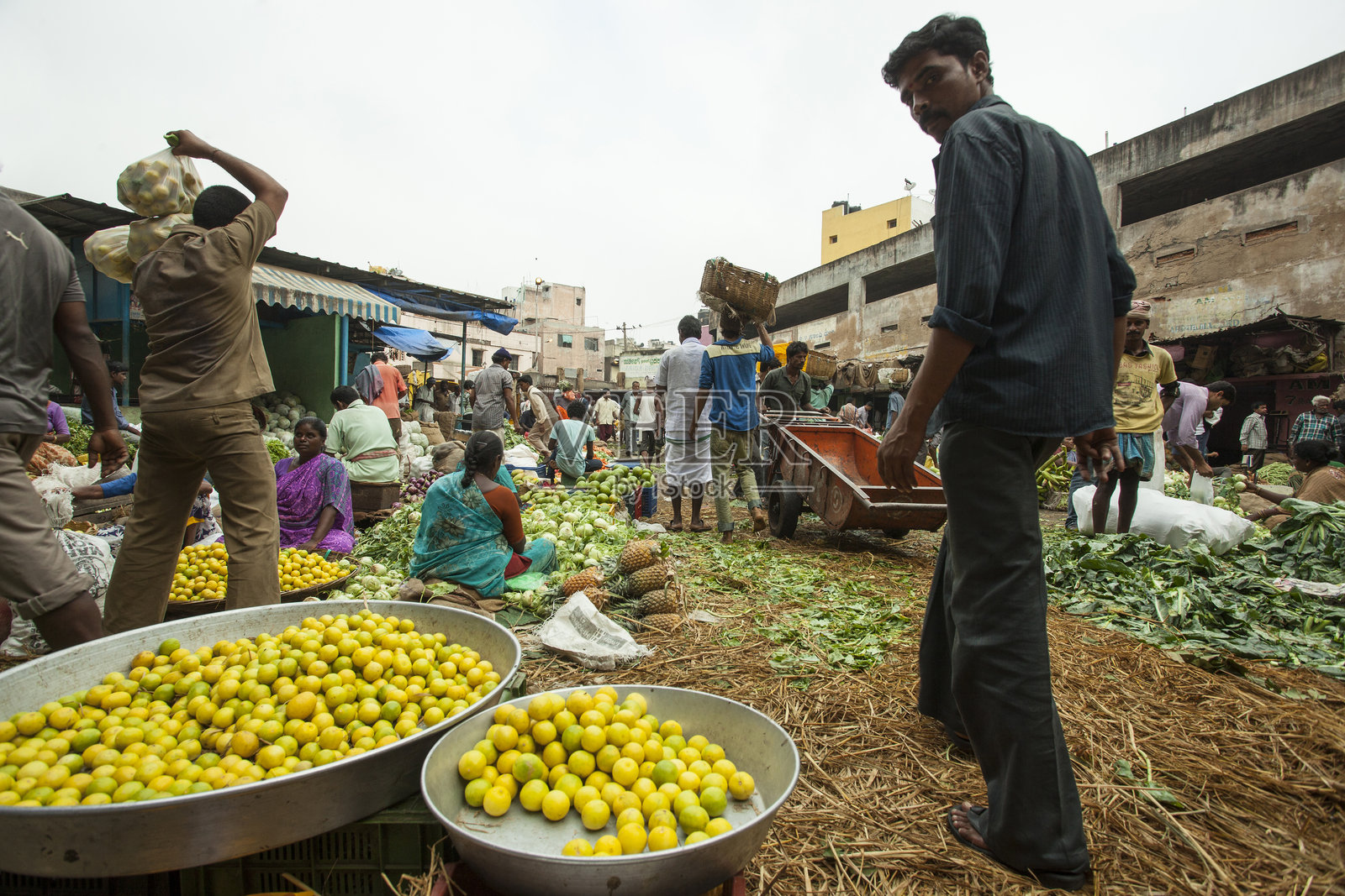 新鲜的青柠檬准备在市场上出售。照片摄影图片