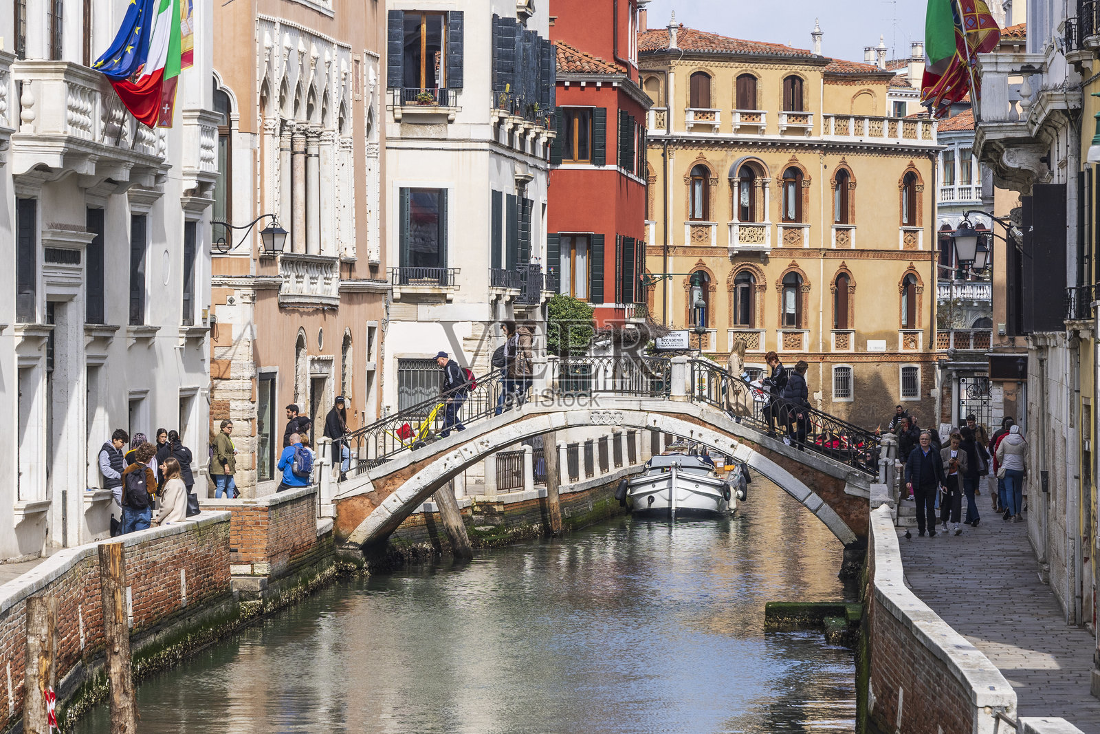 意大利，威尼斯。小桥横跨运河。照片摄影图片