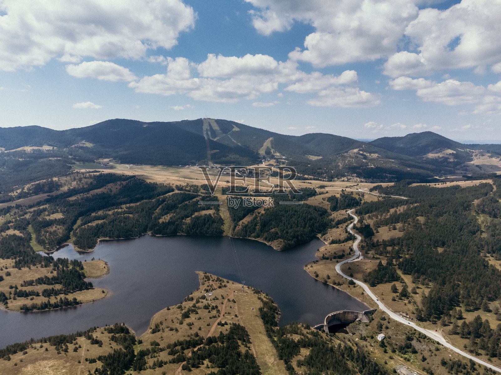 塞尔维亚扎尔蒂博尔的山脉、湖泊、滑雪缆车和度假村的鸟瞰图照片摄影图片