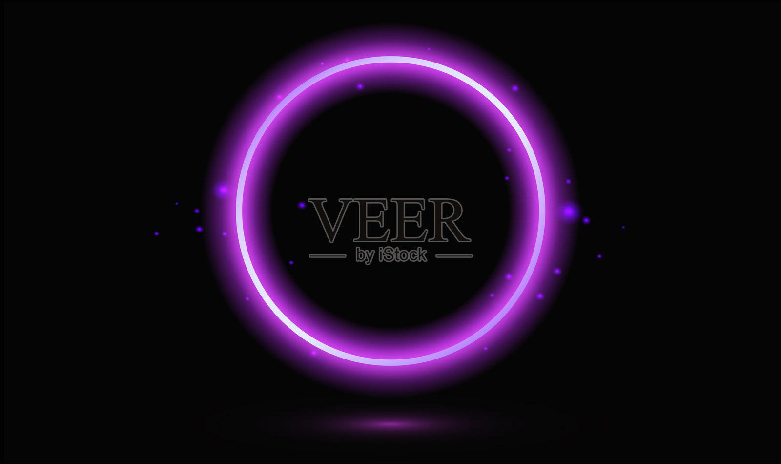黑色背景上的发光紫色圆形框架。插画图片素材