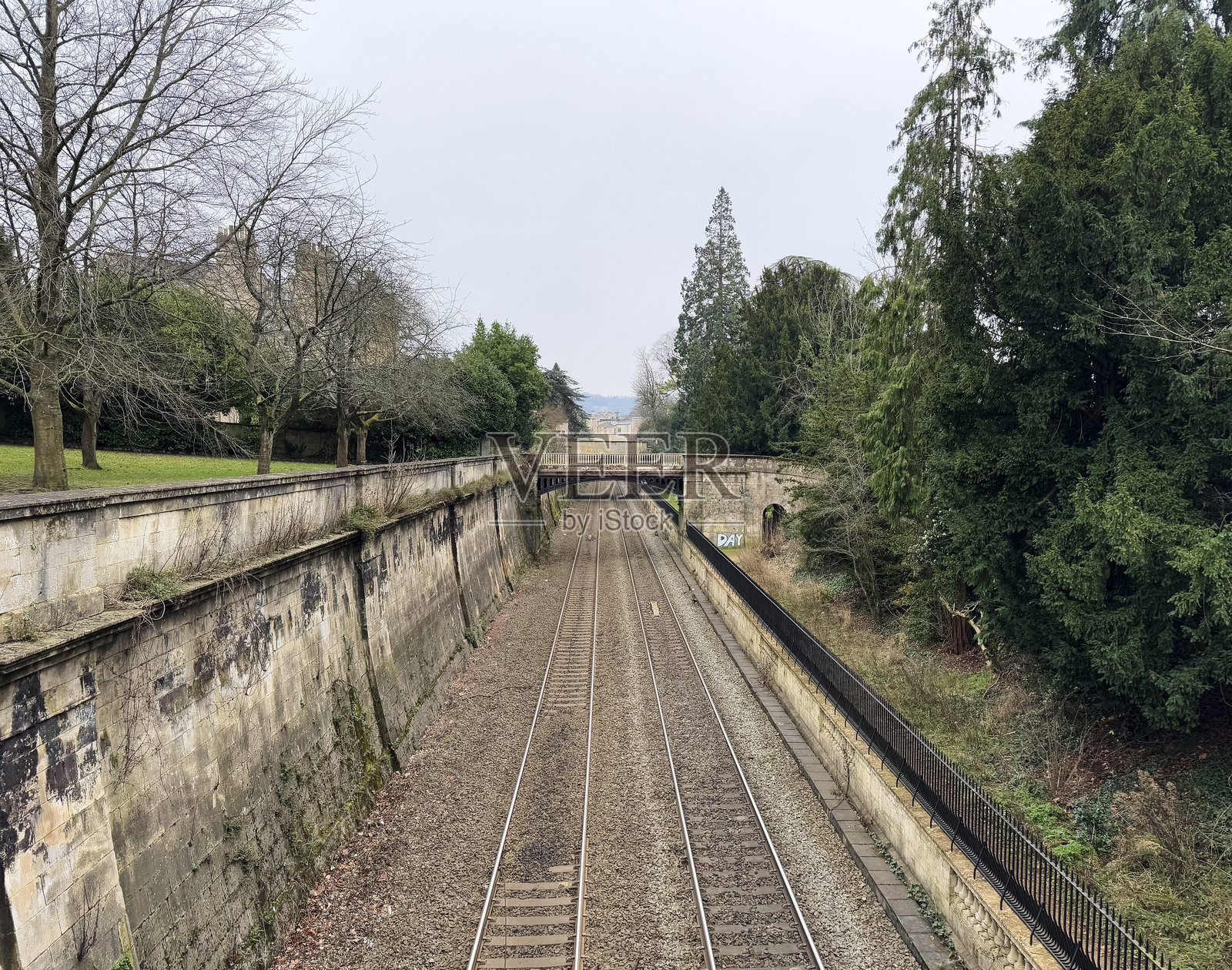 桥下的铁路线路照片摄影图片