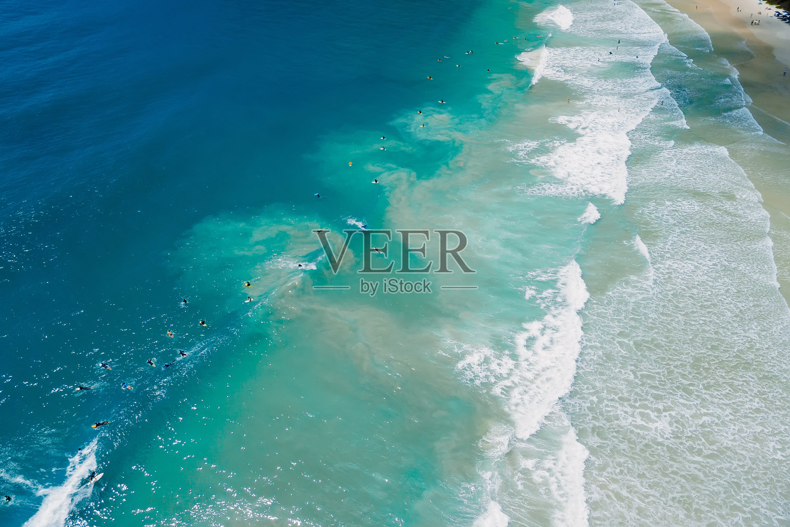 冲浪者在海洋中的冲浪点和波浪上。空中视角下的冲浪者冲浪时的景象。照片摄影图片