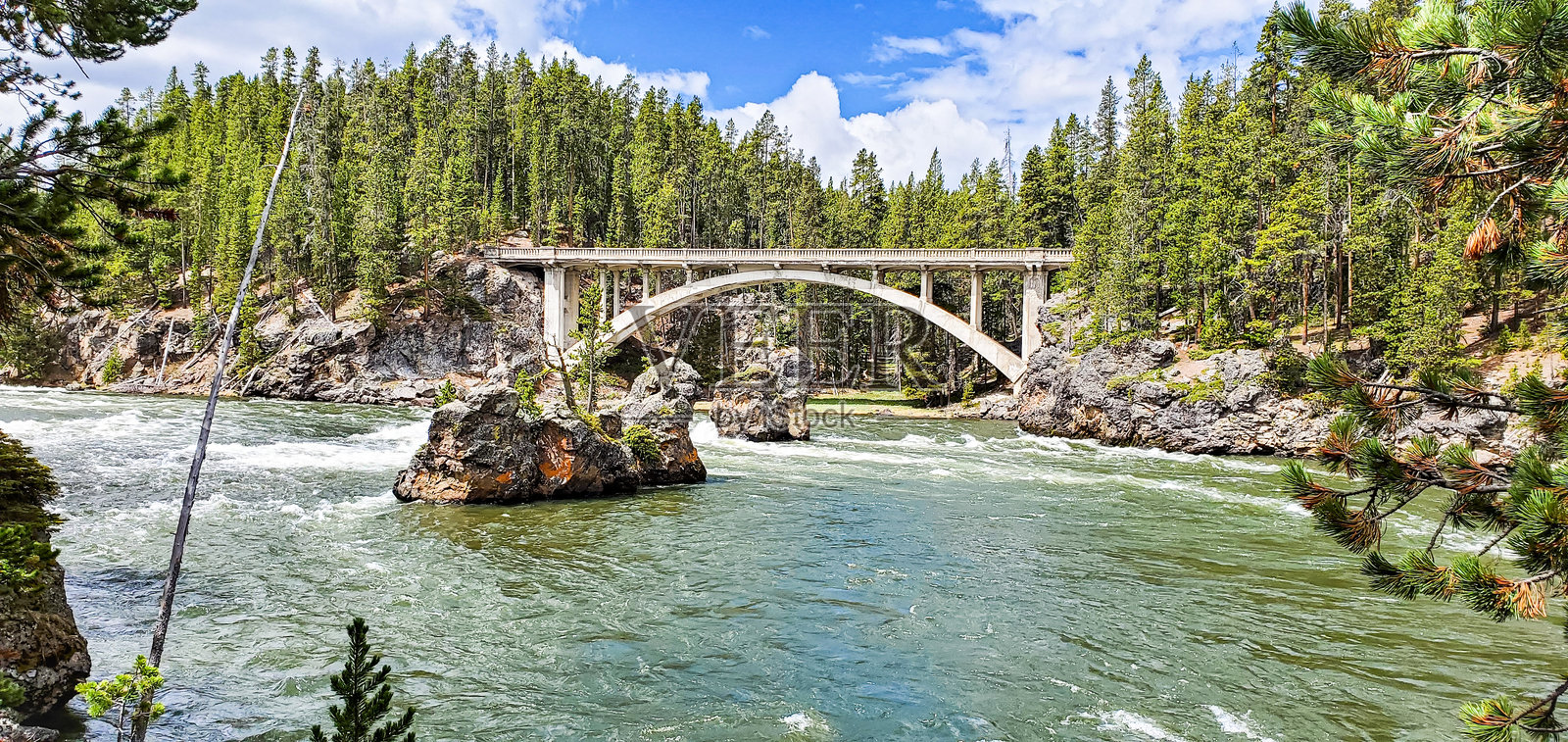 黄石国家公园的奇滕登纪念桥，怀俄明州照片摄影图片