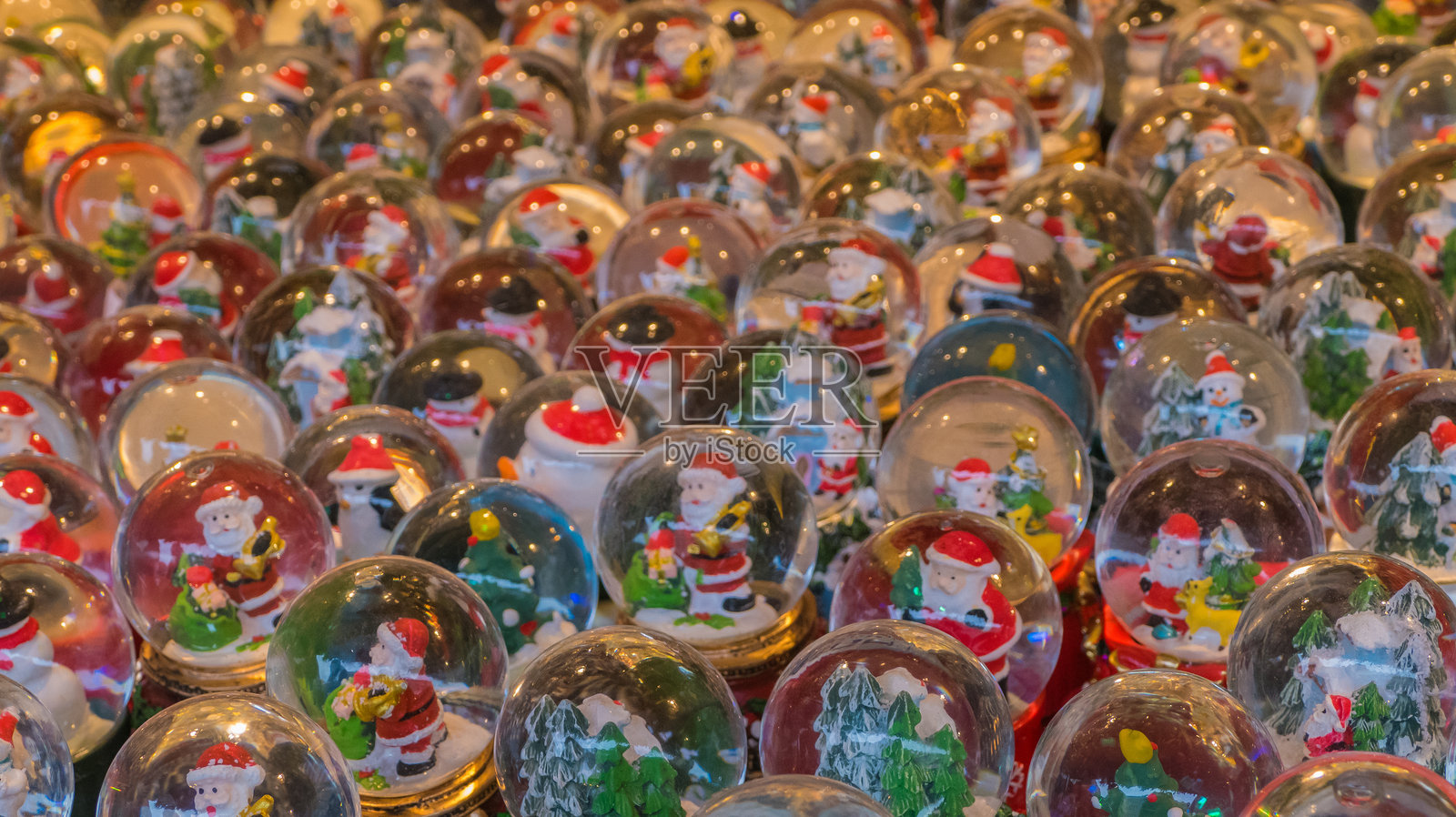 圣诞市场上的雪花球照片摄影图片
