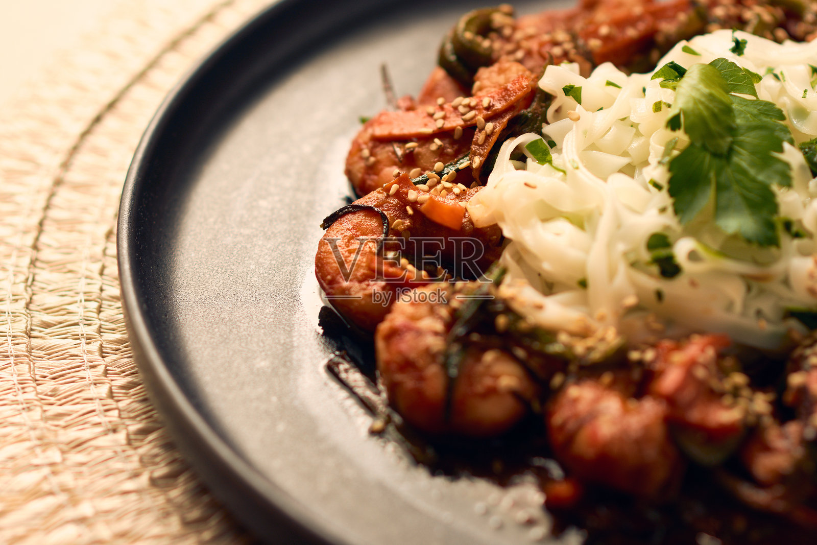 虾仁炒米粉和香草照片摄影图片