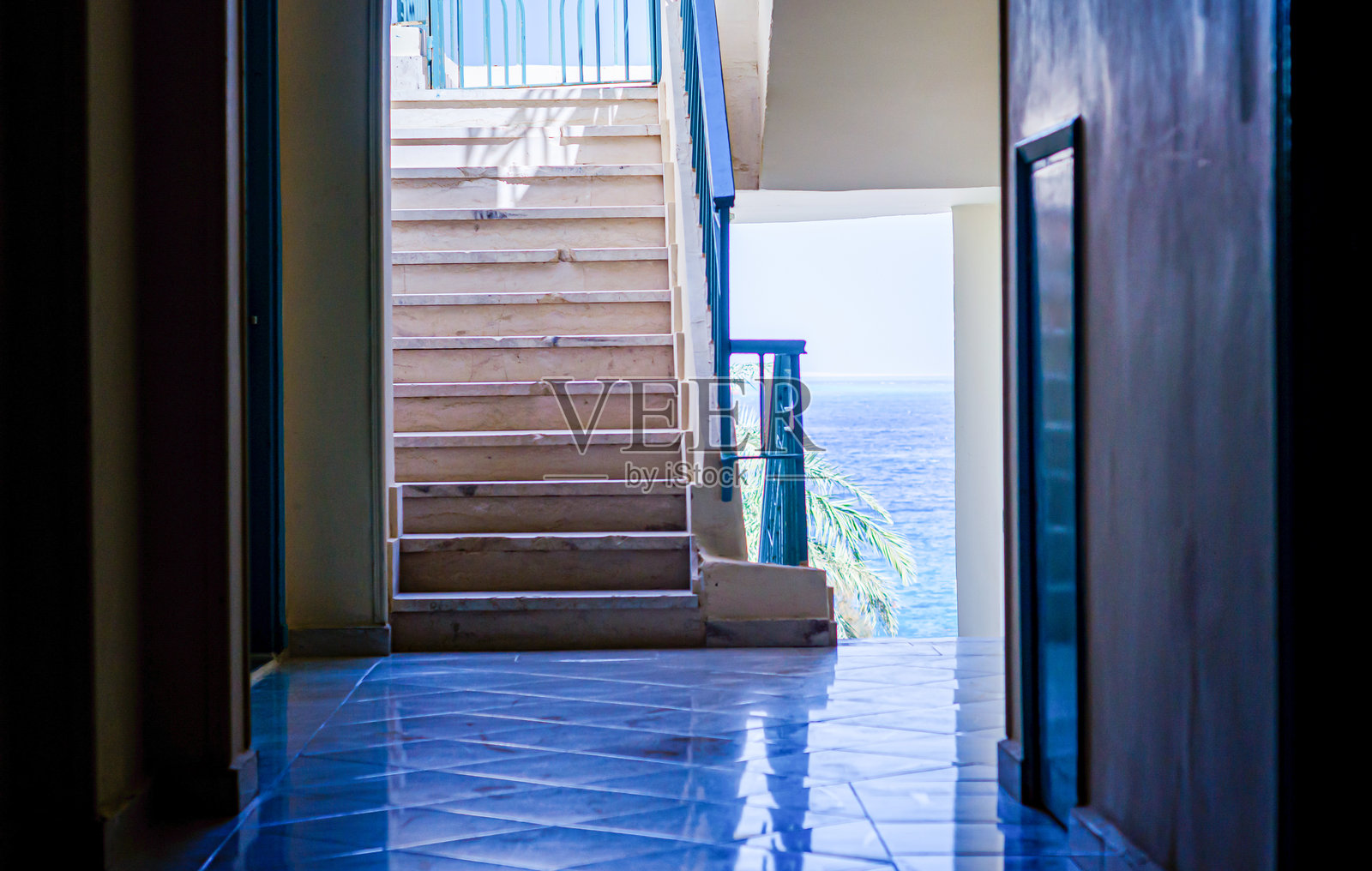 酒店门口无人的红海景观照片摄影图片