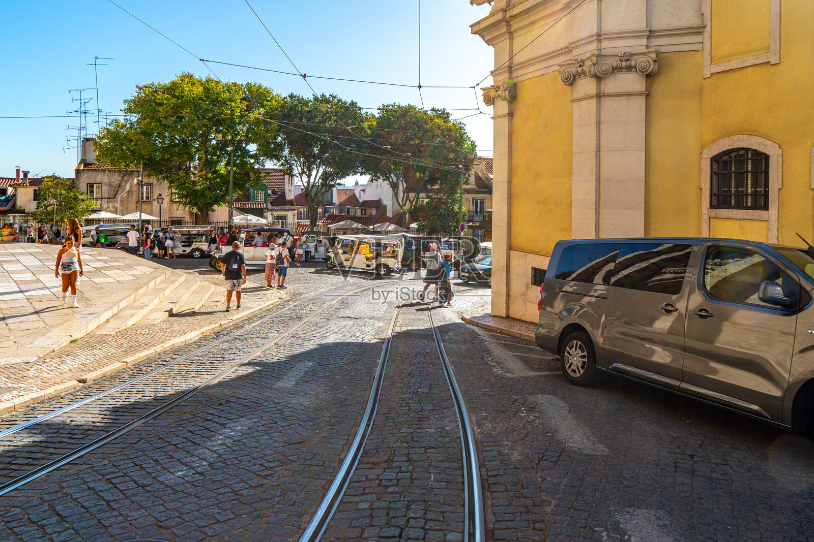 里斯本大教堂黄昏时分的电车与城市风景照片摄影图片