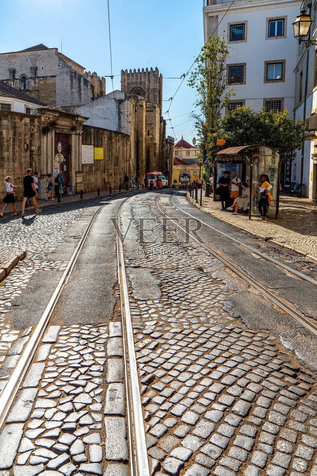里斯本大教堂黄昏时分的电车与城市风景照片摄影图片