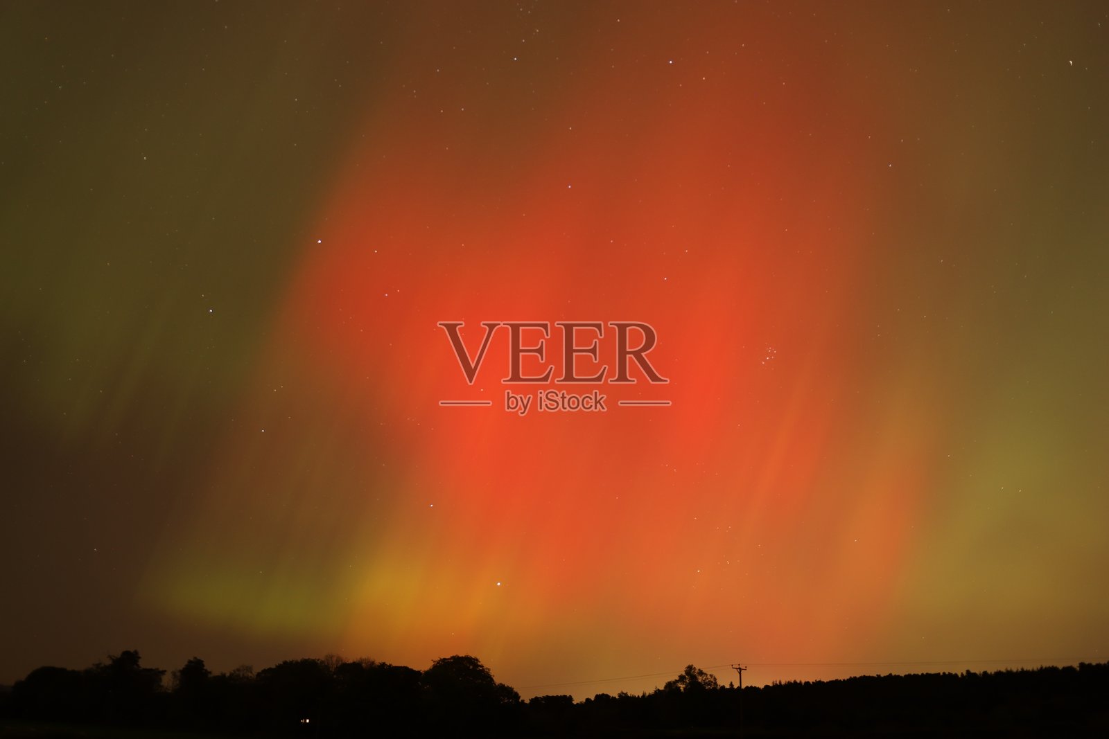 诺森伯兰上空的红绿极光照片摄影图片