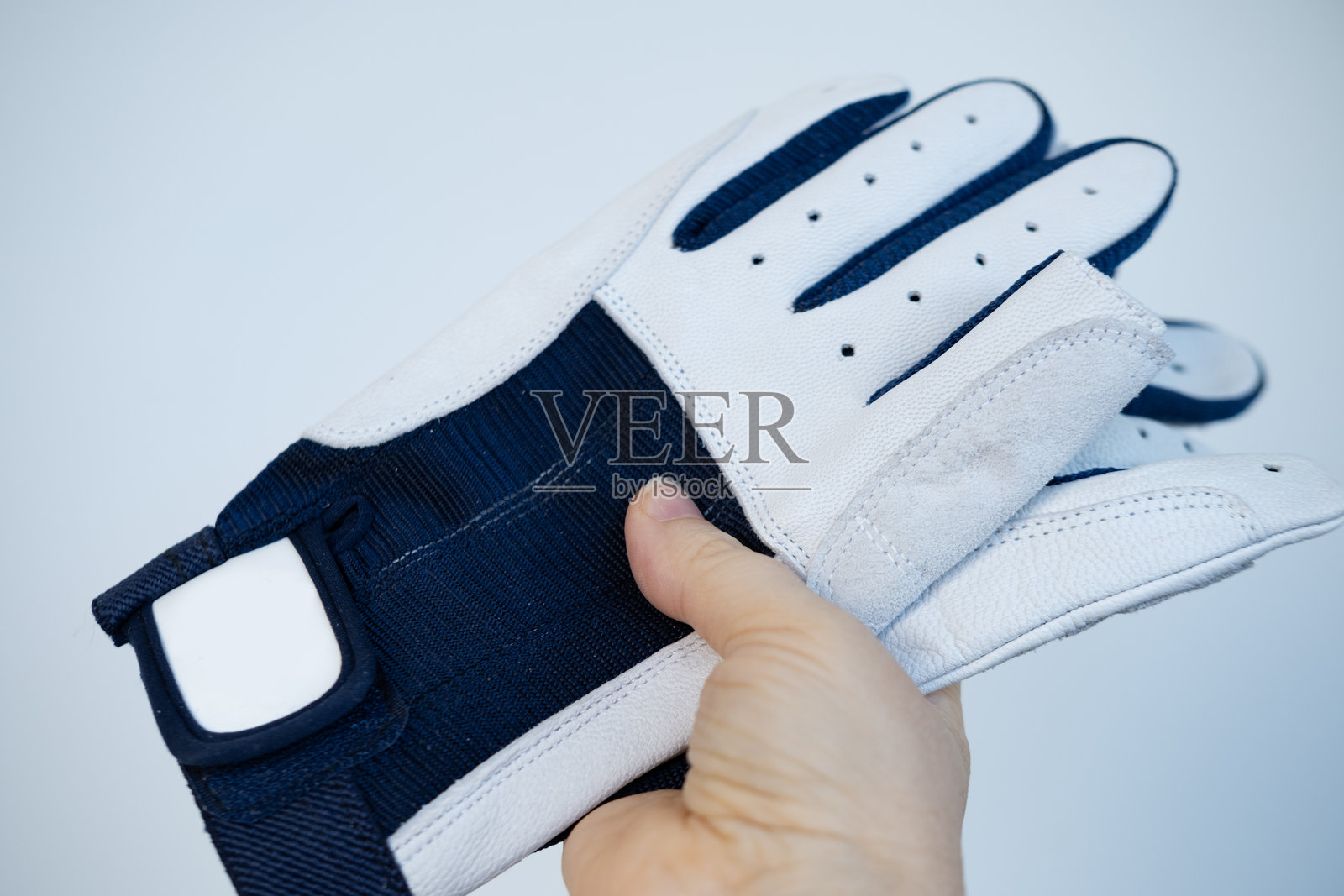 女性手握着无指尖的帆船冲浪皮手套，必备的帆船装备，保护性游艇配件照片摄影图片