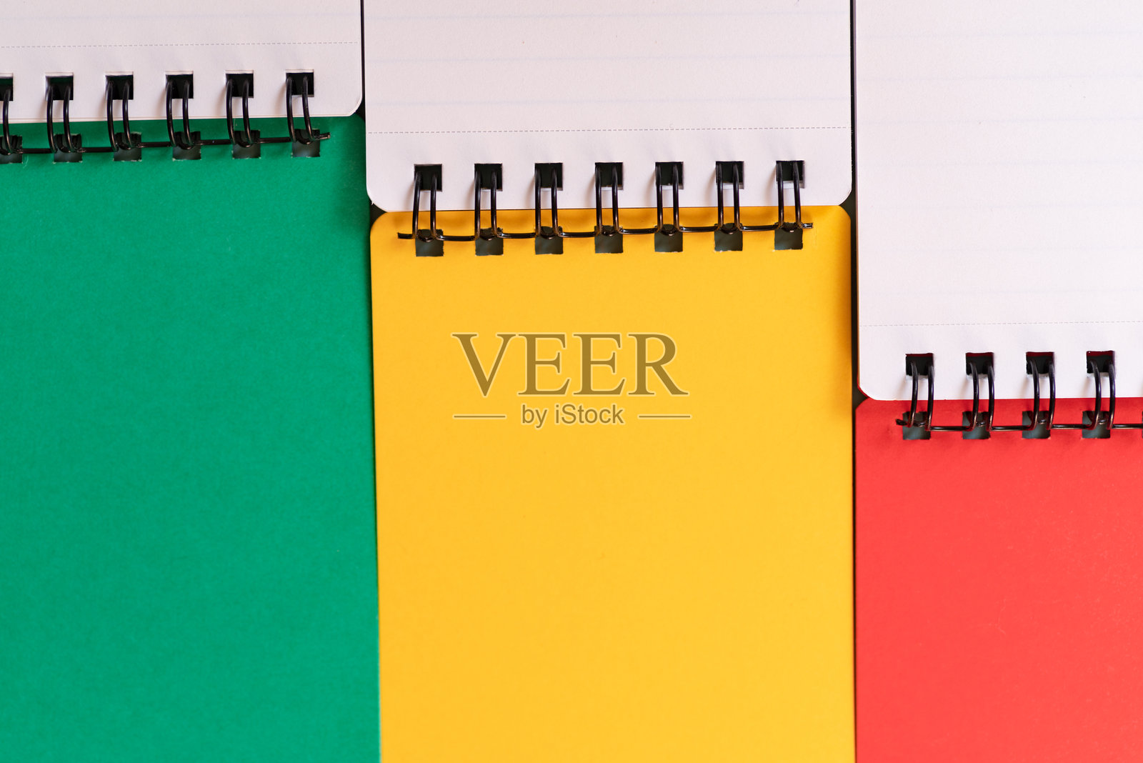 五颜六色的记事本整齐排列照片摄影图片