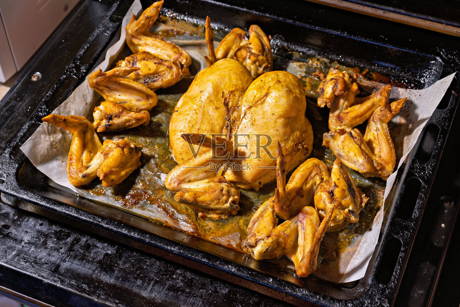 一盘烤鸡放在烤箱上照片摄影图片