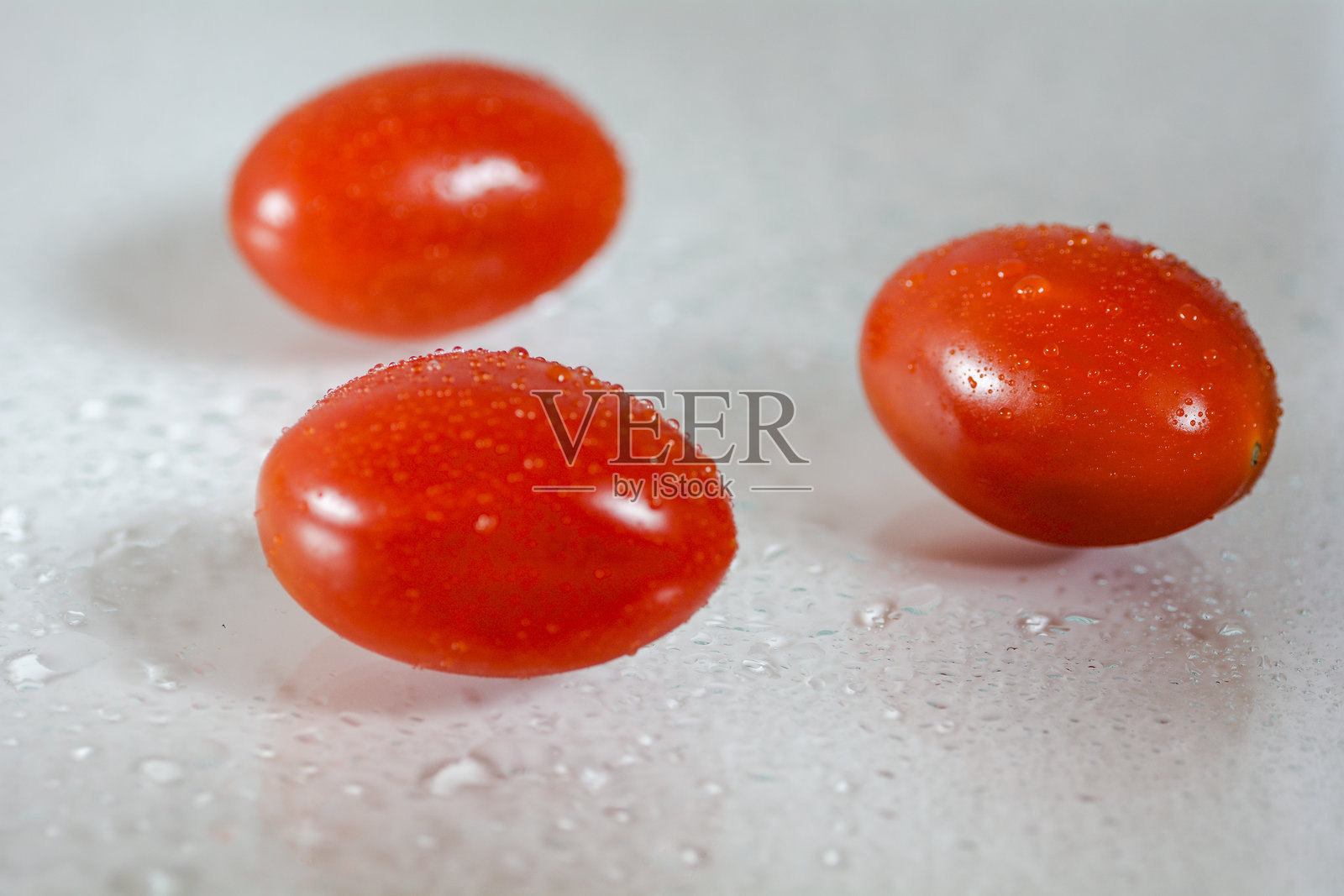 创意产品照片：孤立的小番茄照片摄影图片