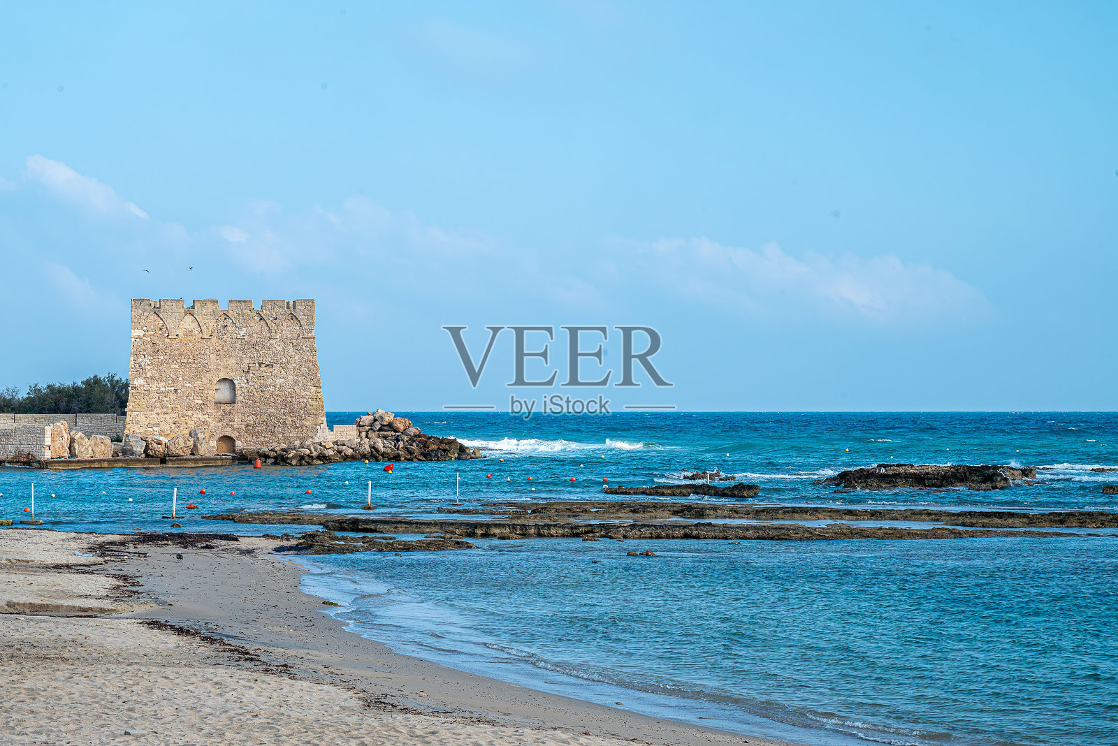 古老石塔的风景海岸线景观照片摄影图片