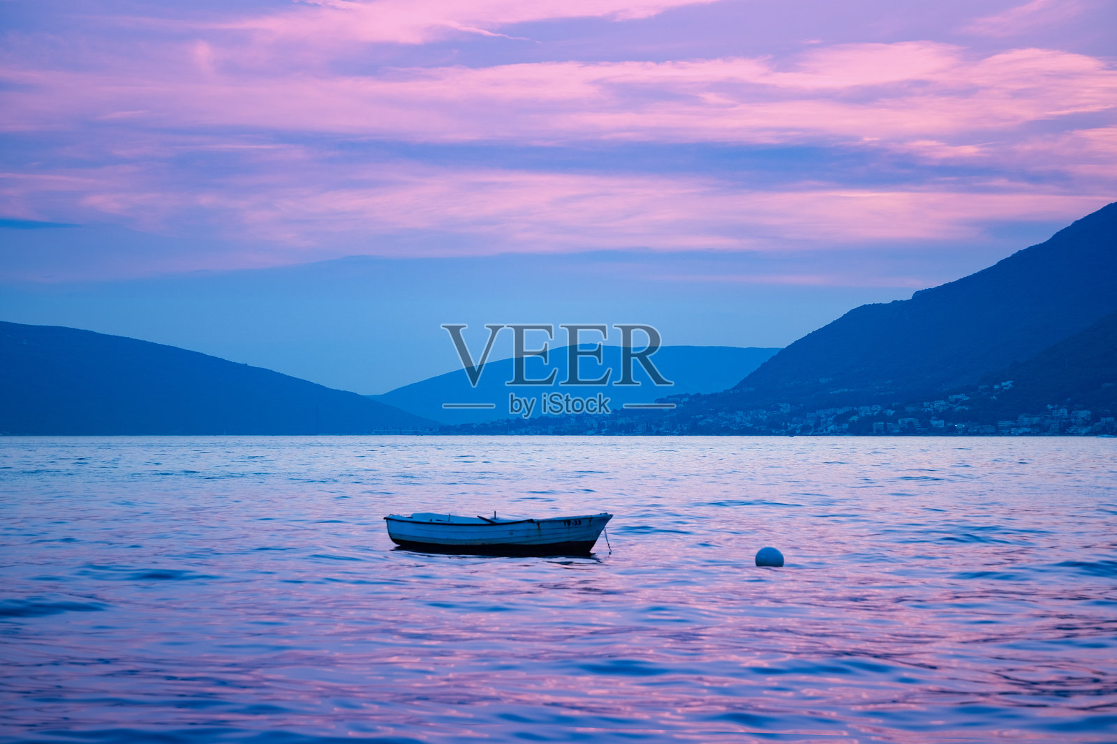 风景如画的日落海景，科托尔湾，蒂瓦特湾，黑山，背景中的山脉，海洋旅行，海洋旅游和夏季假期照片摄影图片