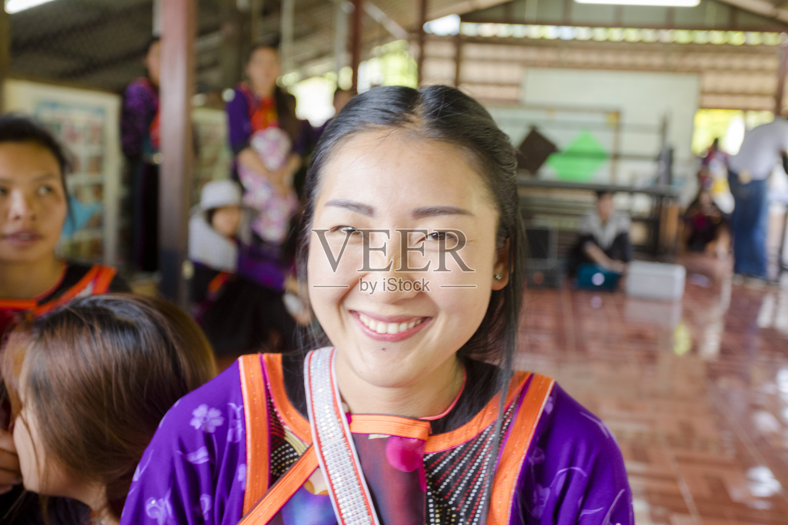 微笑的北泰女性肖像照片摄影图片