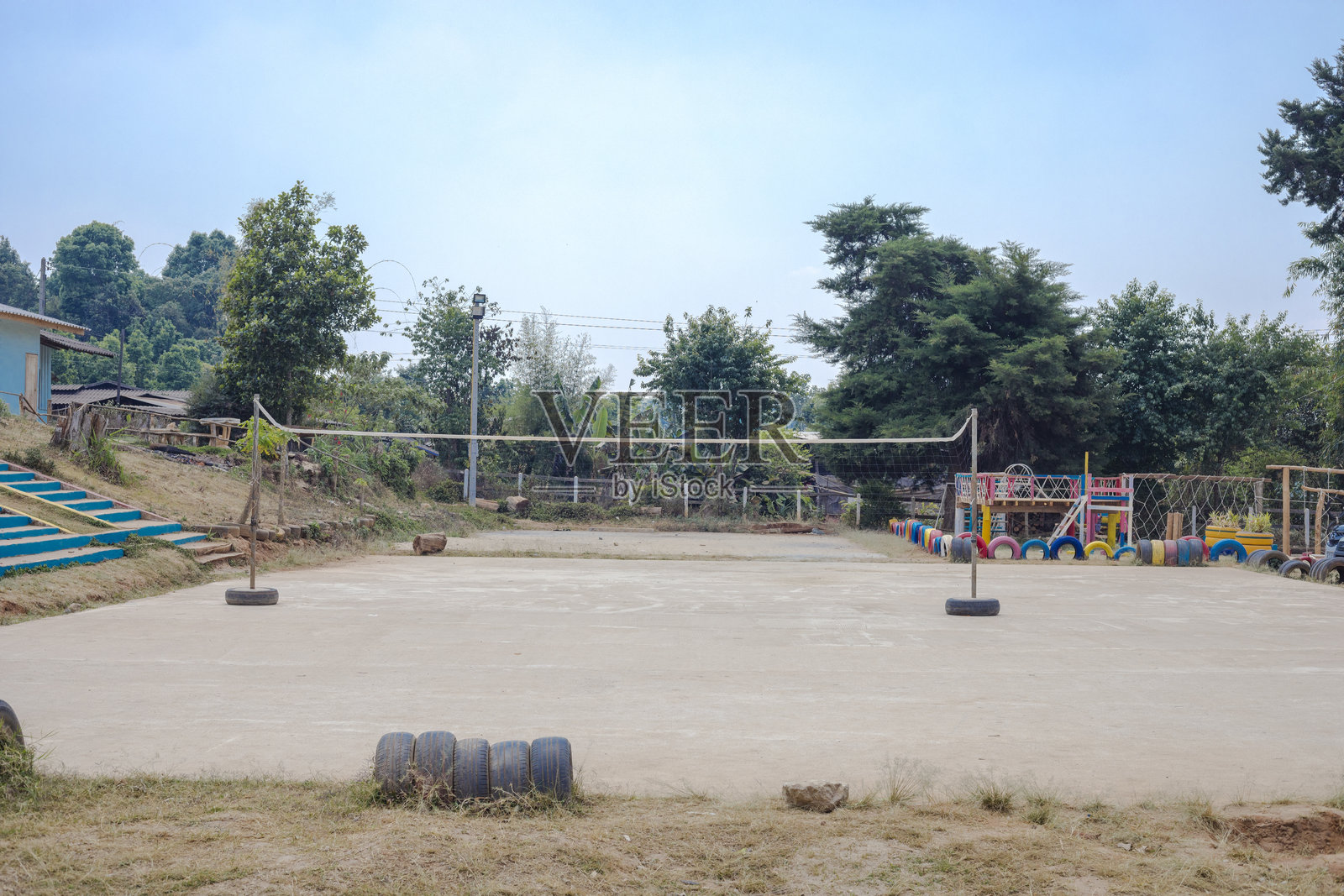 泰国乡镇学校建筑的运动场地照片摄影图片