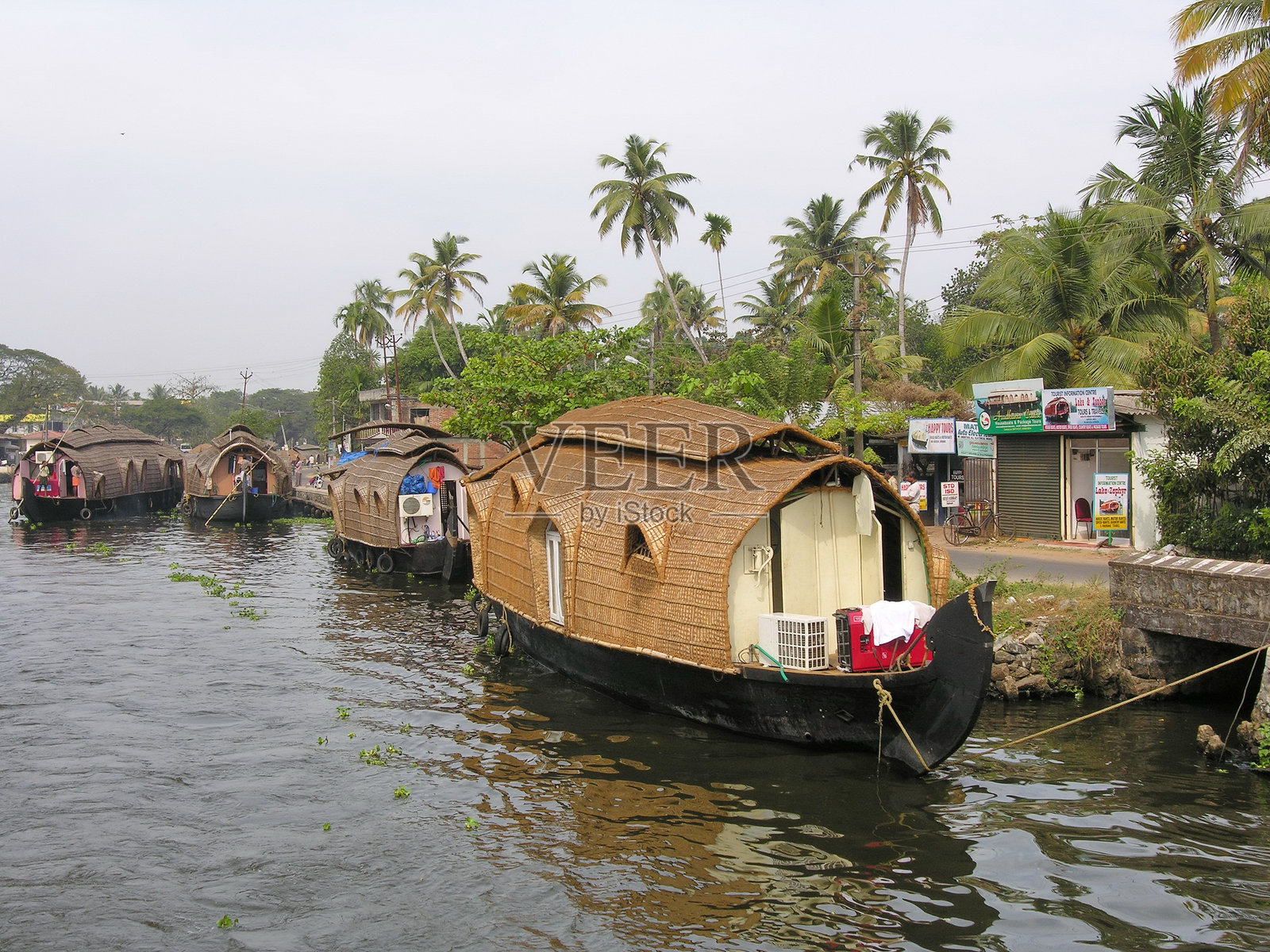 印度阿拉普扎的水街与传统房船。照片摄影图片