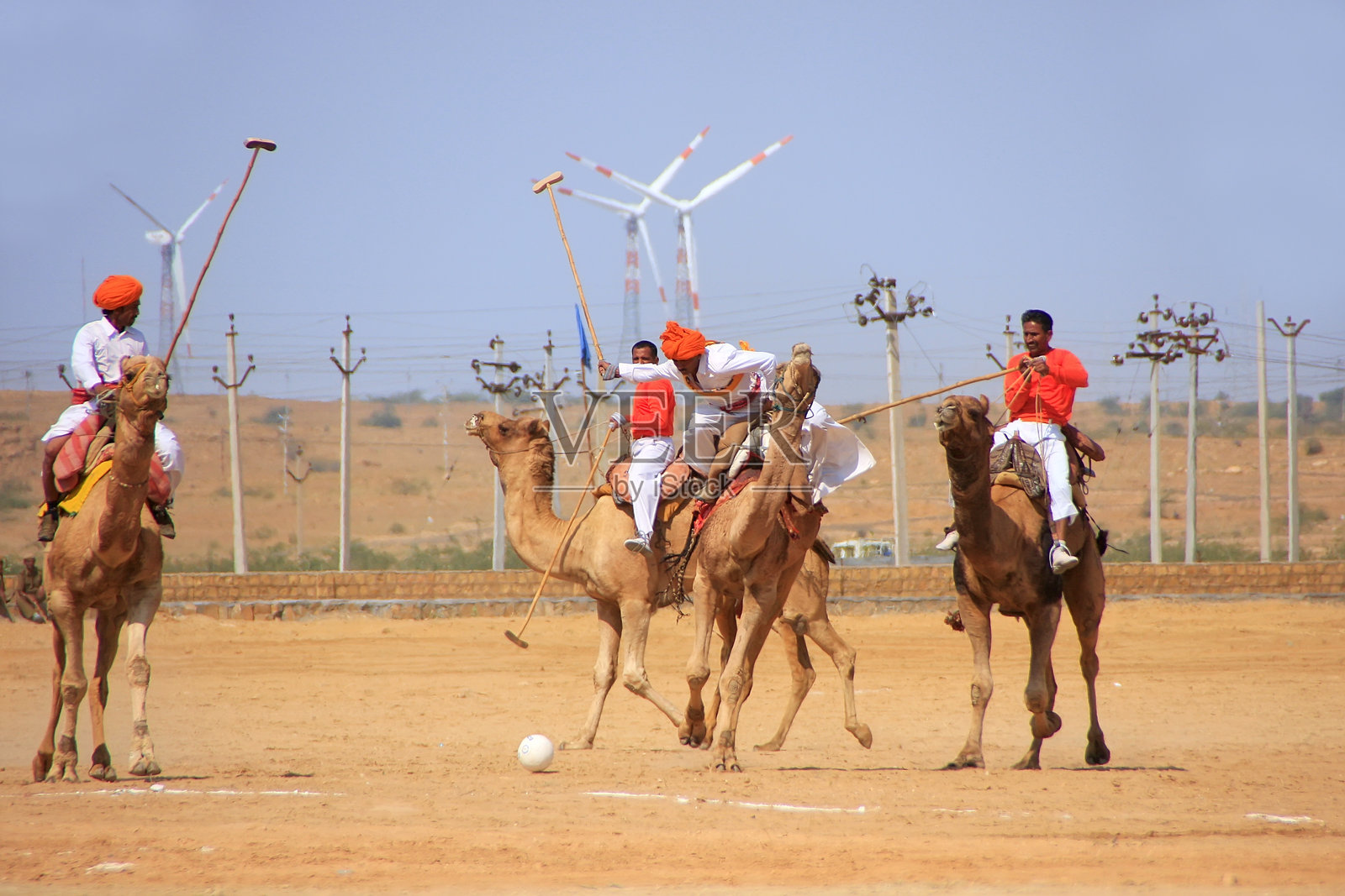印度男子参加骆驼马球比赛照片摄影图片
