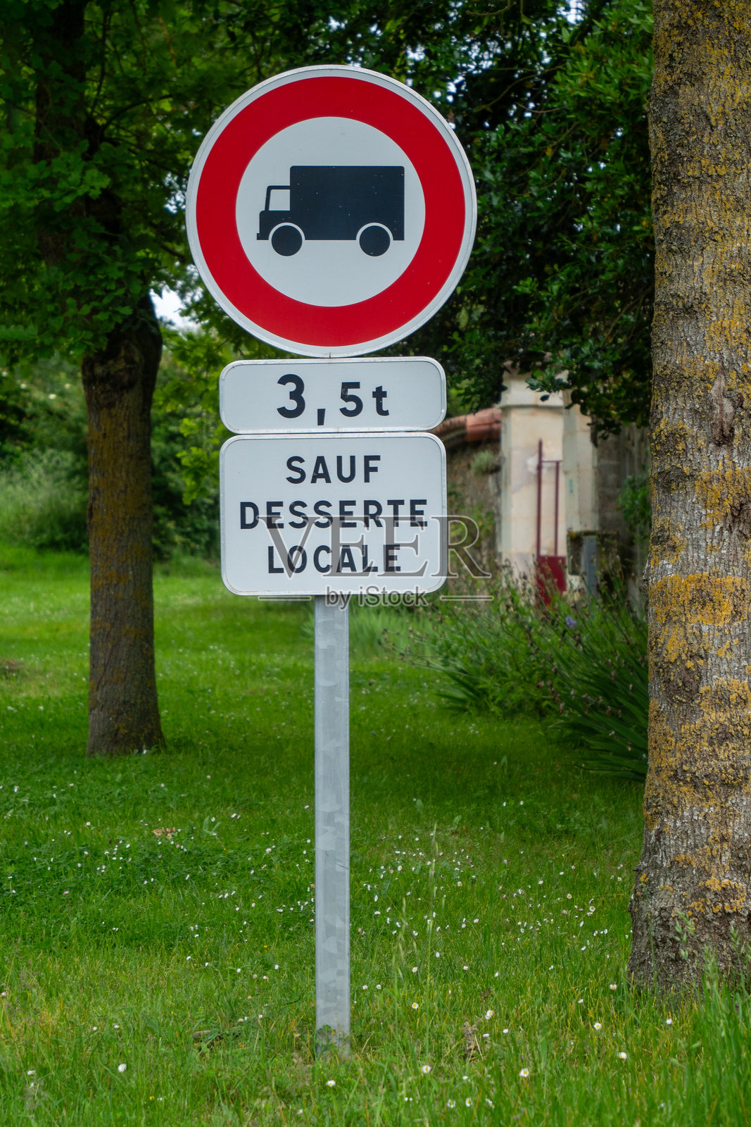 一个红色圆圈和白色边框的标志，上面写着3.5 st照片摄影图片