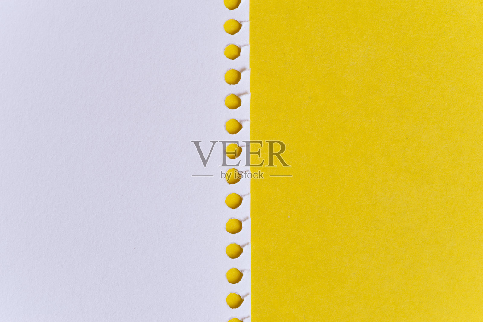 黄色背景上的空白笔记本照片摄影图片