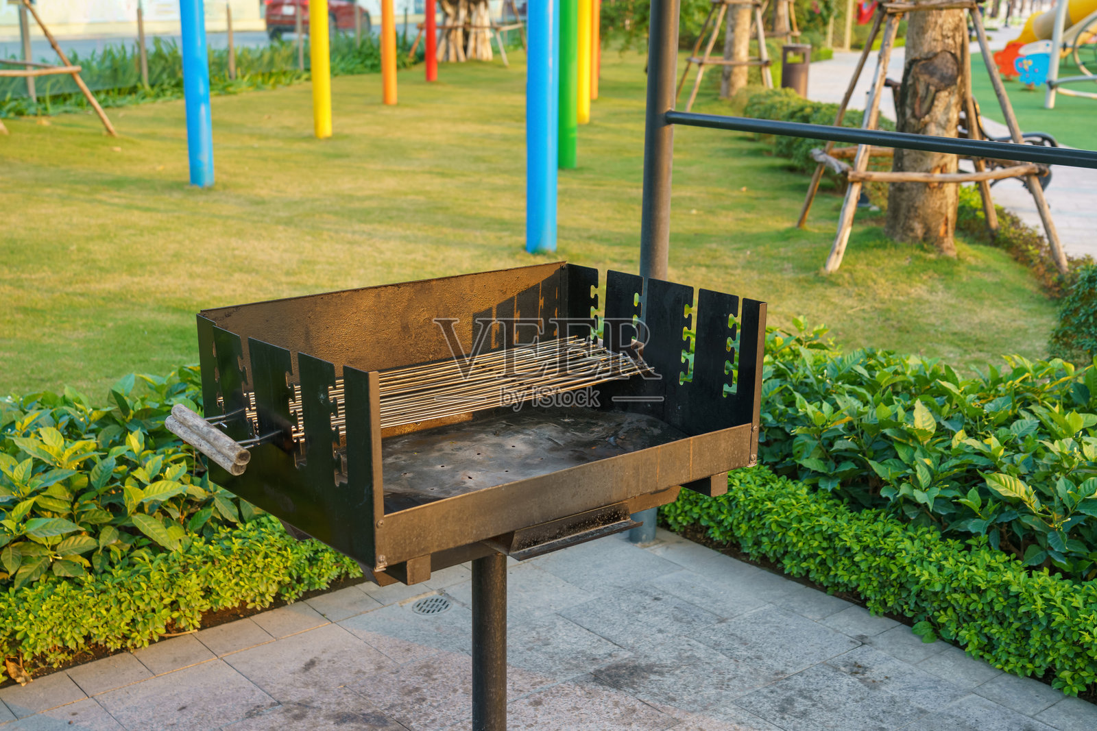 城市中新鲜绿意的花园里的户外烧烤炉照片摄影图片