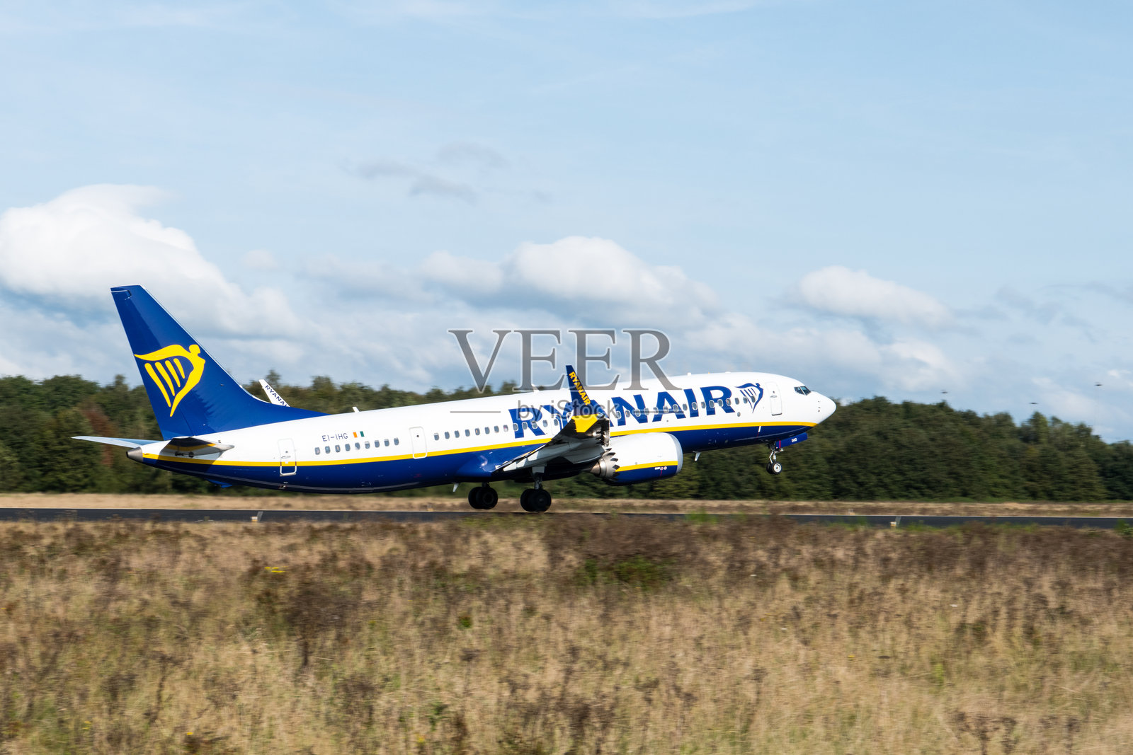 瑞安航空波音737-8AS起飞照片摄影图片