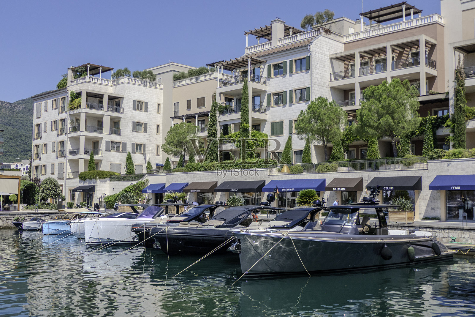黑山,波尔图·黑山,蒂瓦特,港口及其船只的风景。照片摄影图片