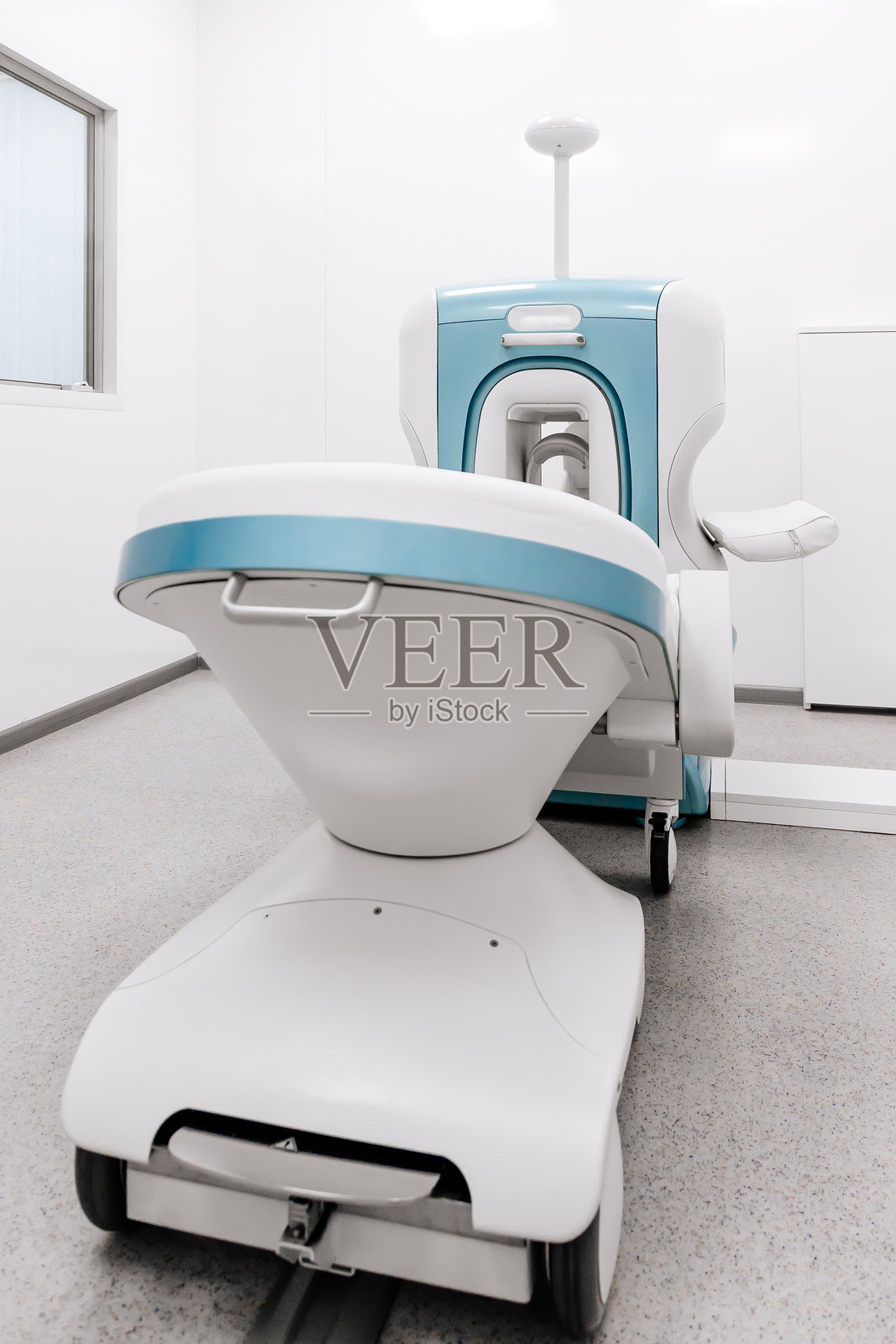 现代诊所中的最先进MRI设备。照片摄影图片