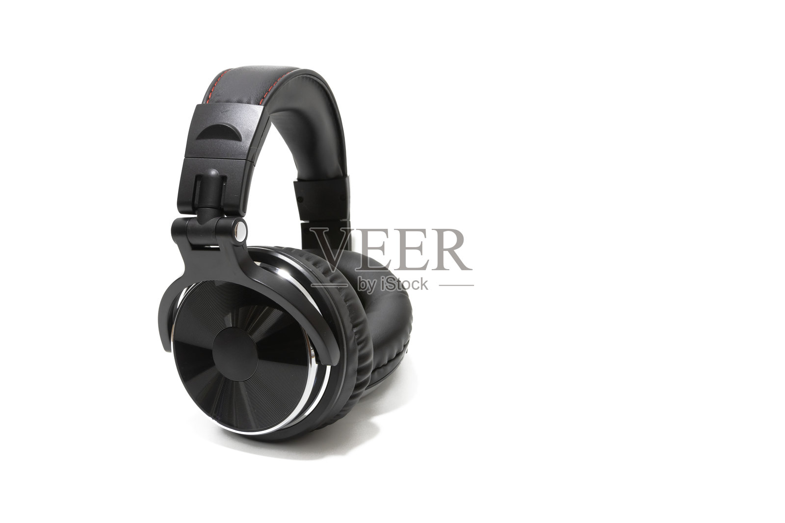 黑色耳机，孤立在白色背景上。照片摄影图片