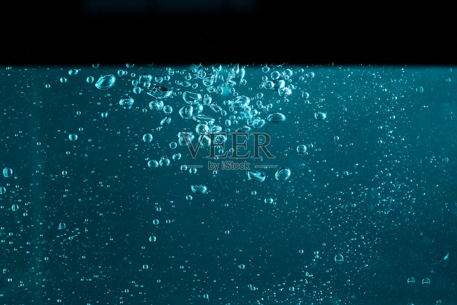 水下蓝色气泡的特写。水下氧气设计概念。照片摄影图片