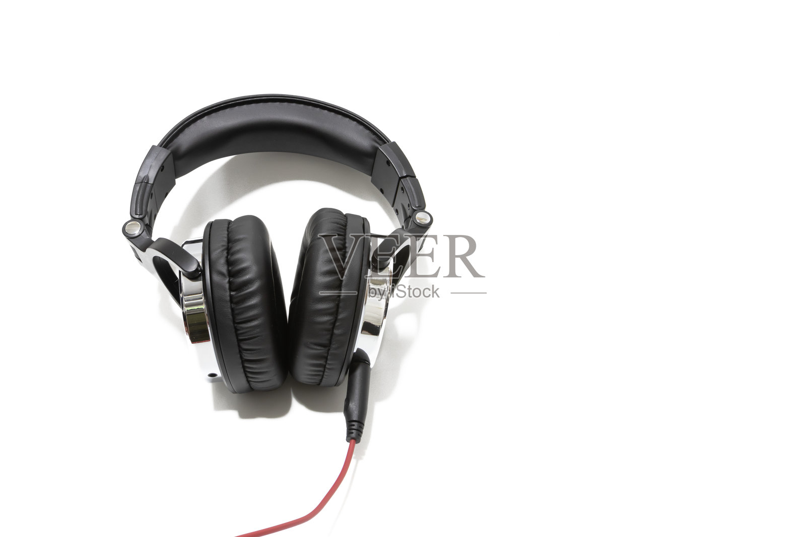 黑色耳机，孤立在白色背景上。照片摄影图片