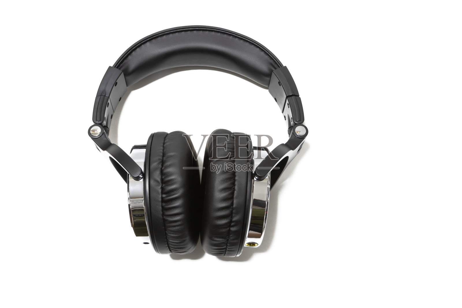 黑色耳机，孤立在白色背景上。照片摄影图片