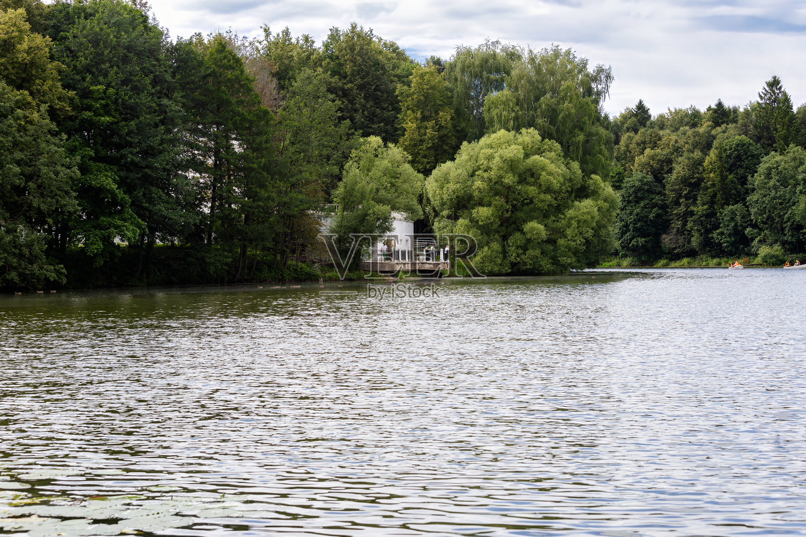 博尔肖伊·奥斯塔菲耶夫斯基池塘照片摄影图片