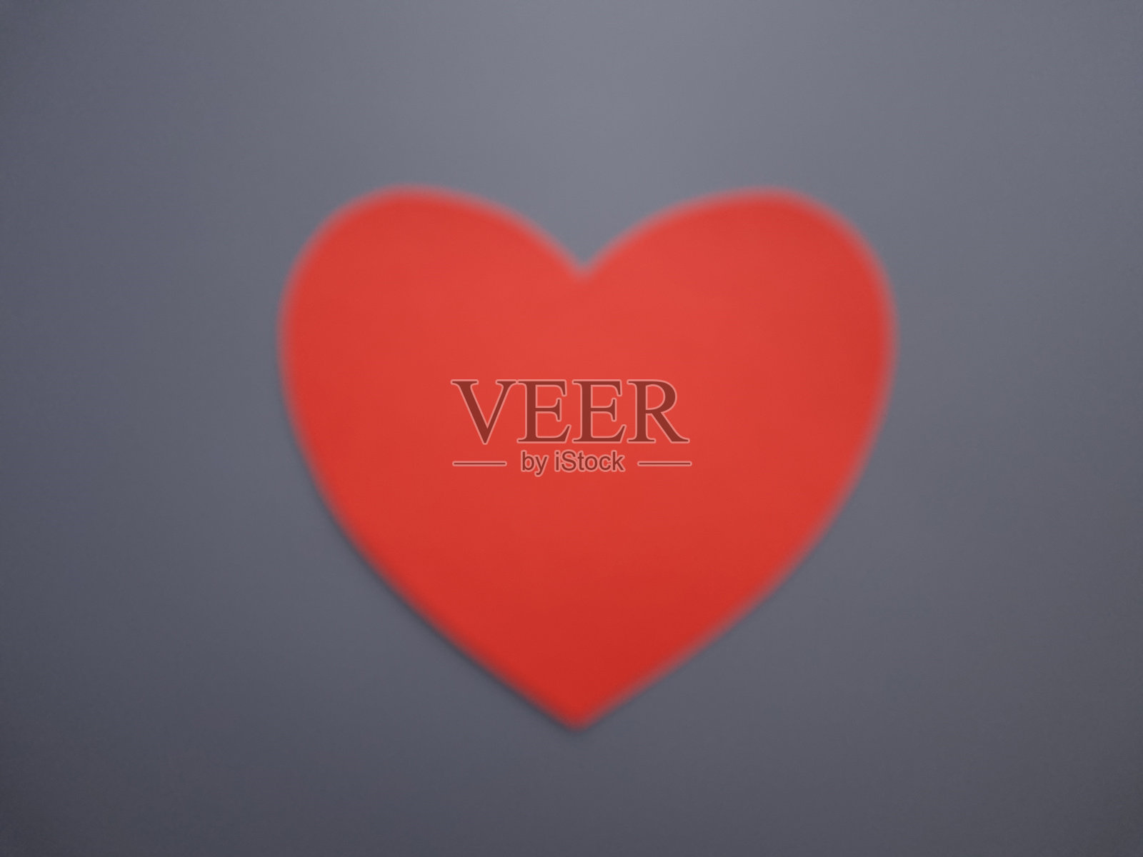 灰色背景上的大红心照片摄影图片
