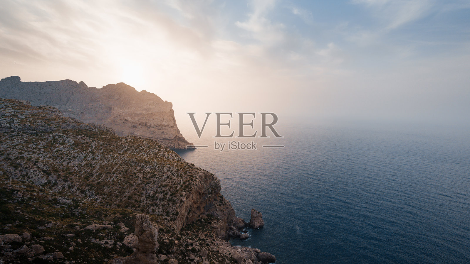 阳光照耀下的马洛卡悬崖照片摄影图片