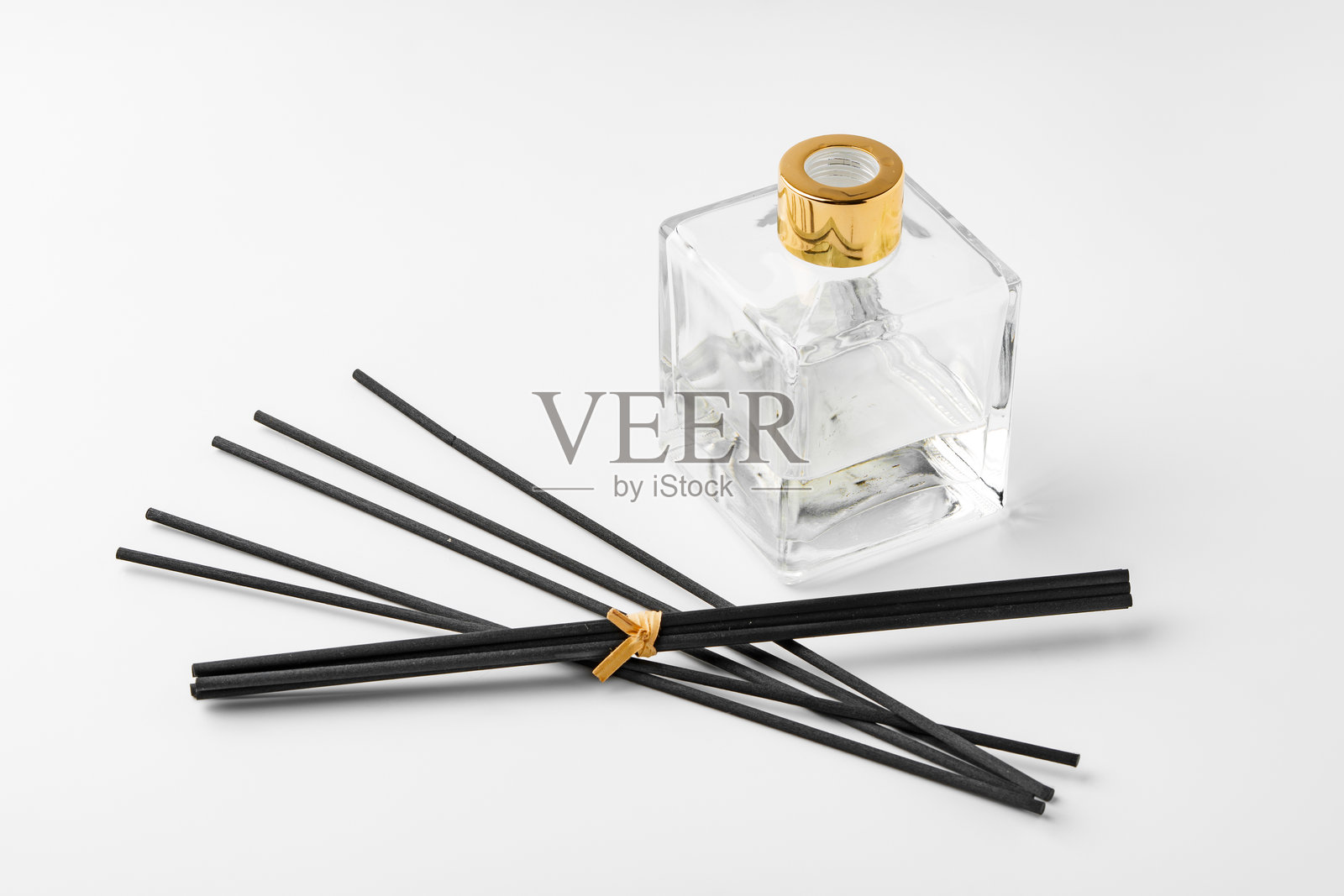 简约的精油和黑色扩散棒在干净的白色背景上展示照片摄影图片