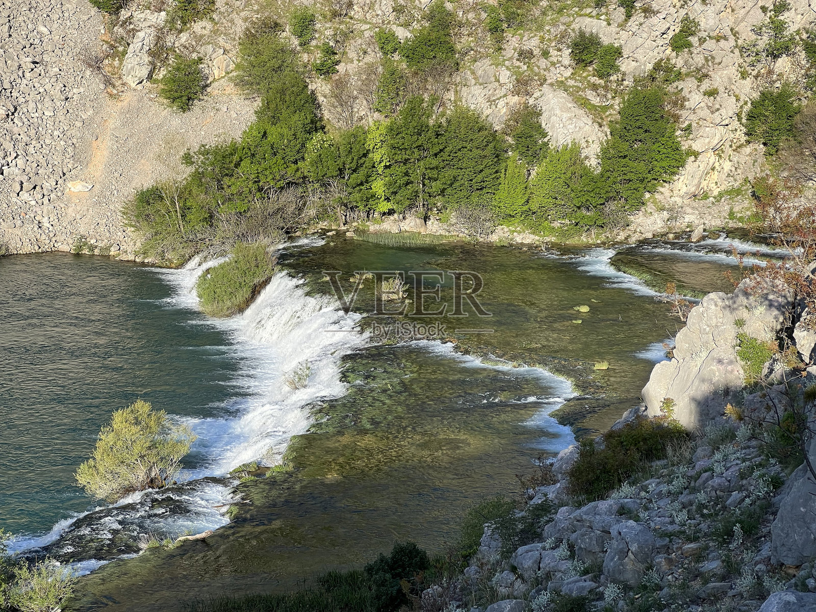 克鲁帕河上的奥格里采瀑布或德韦特拉茨瀑布（韦莱比特自然公园，克罗地亚）照片摄影图片
