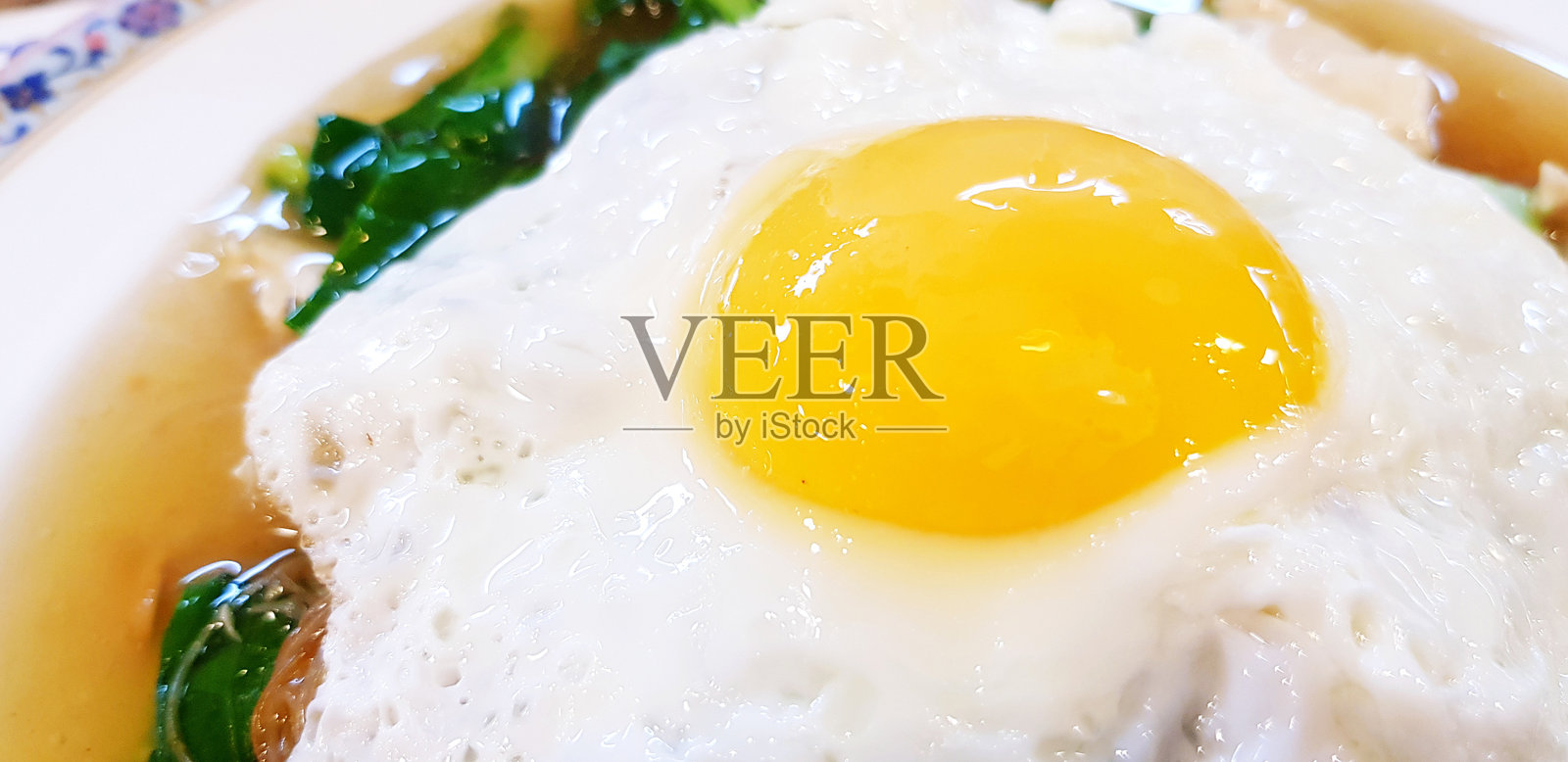 白盘中盛着汤和蔬菜的煎蛋和蛋黄特写，留有空白空间。健康或饮食食品及蛋白质概念。照片摄影图片