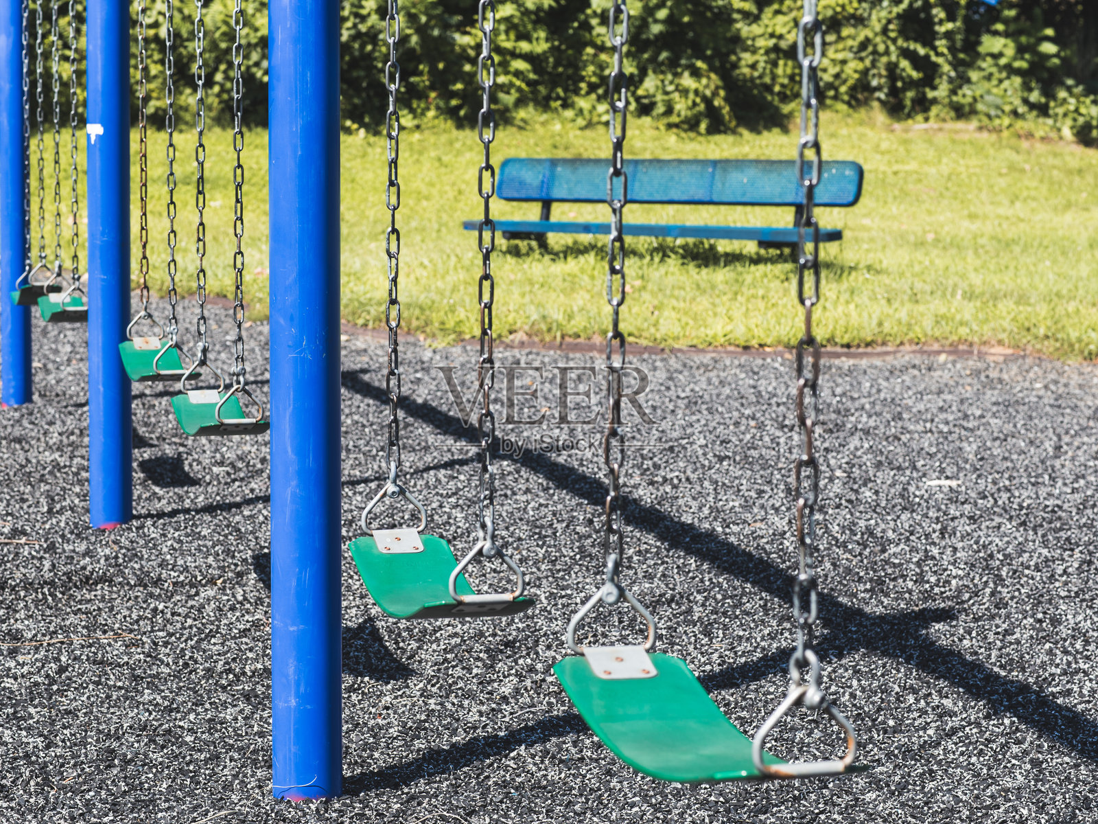 游乐场上的儿童秋千架照片摄影图片