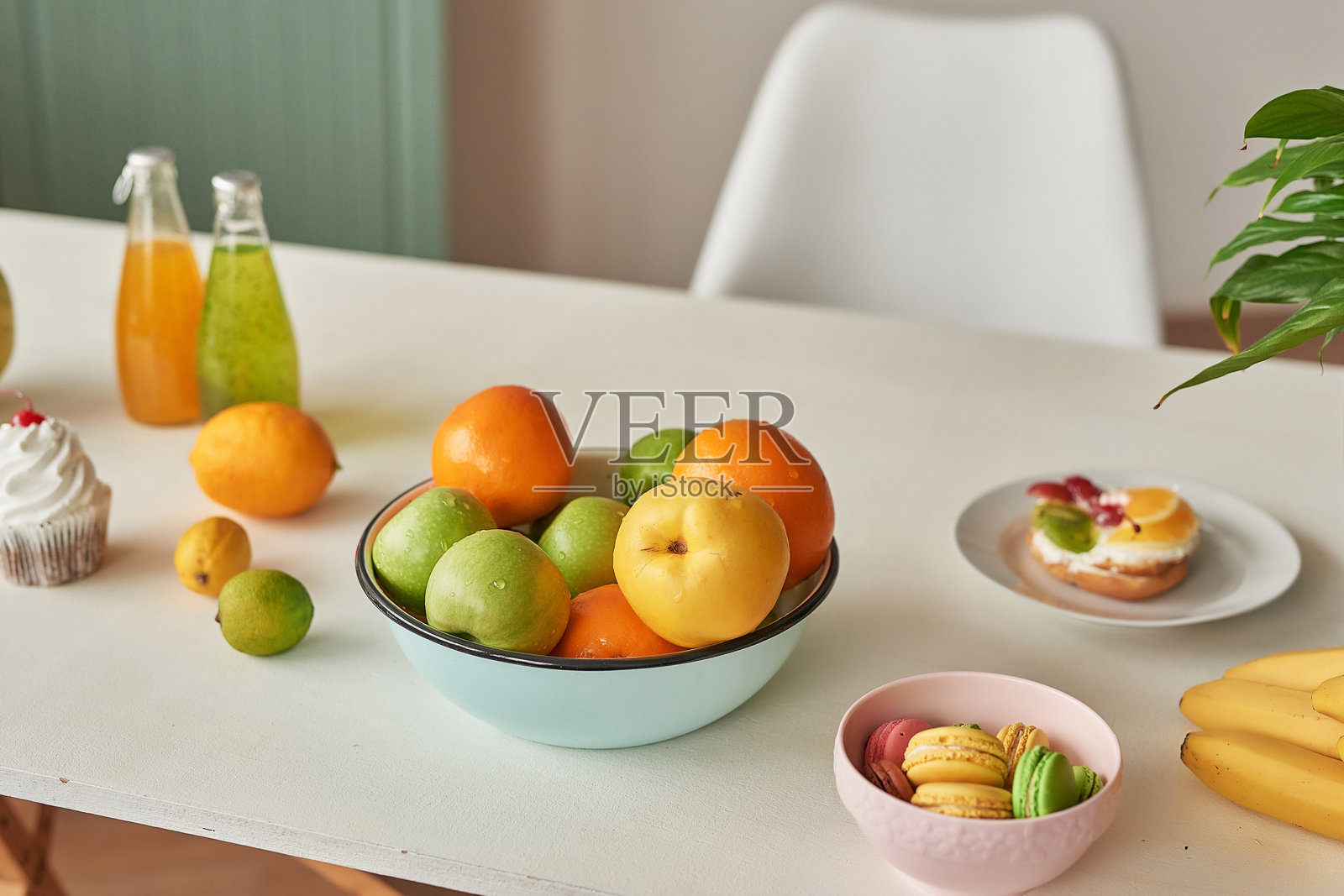 桌子上摆放着一盘成熟的水果。现代家居厨房的桌子上装饰着夏季热带水果。照片摄影图片